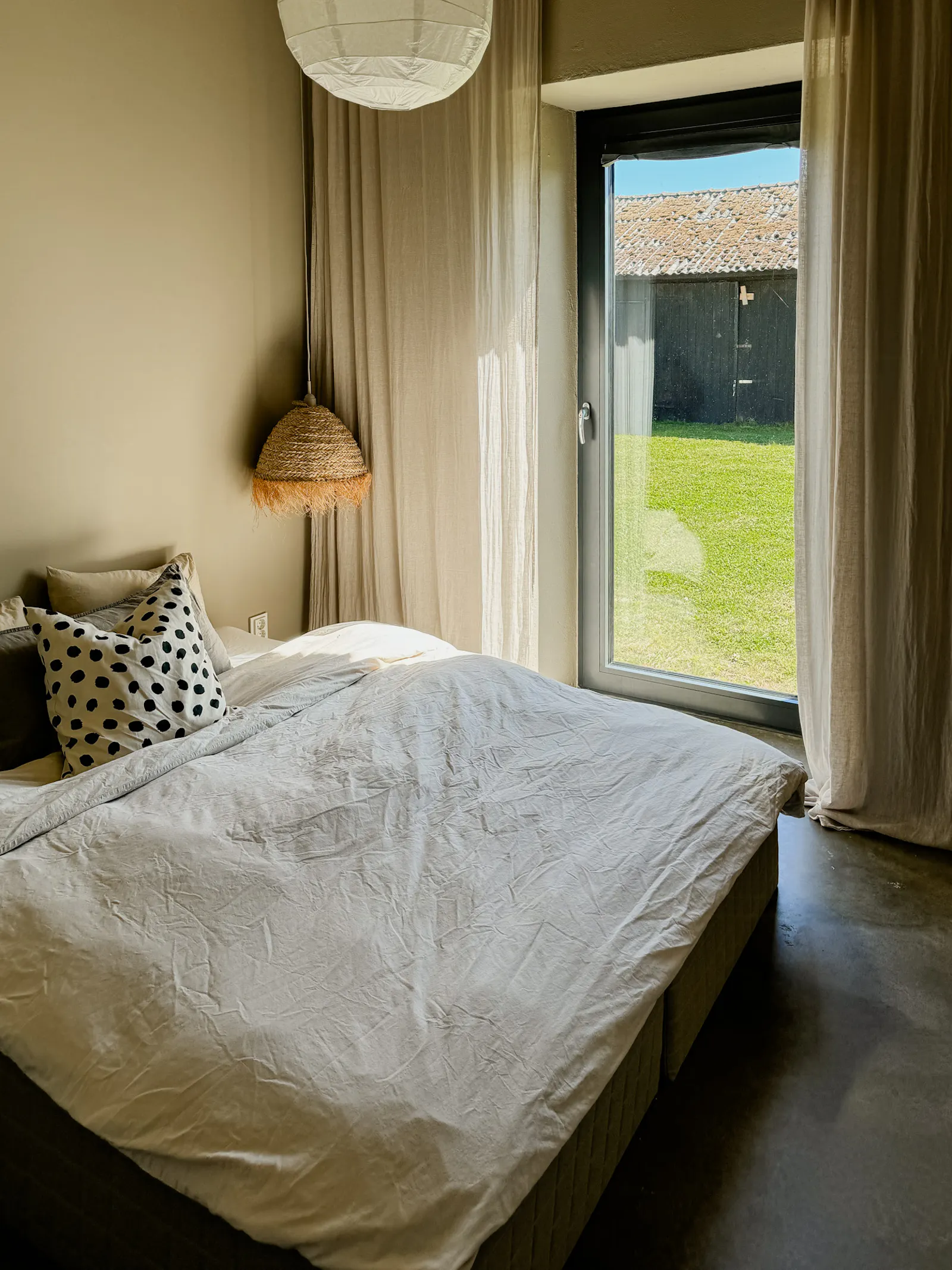 Kalkstensladugård med sikt över sundet på Öland – bild 18 av 24