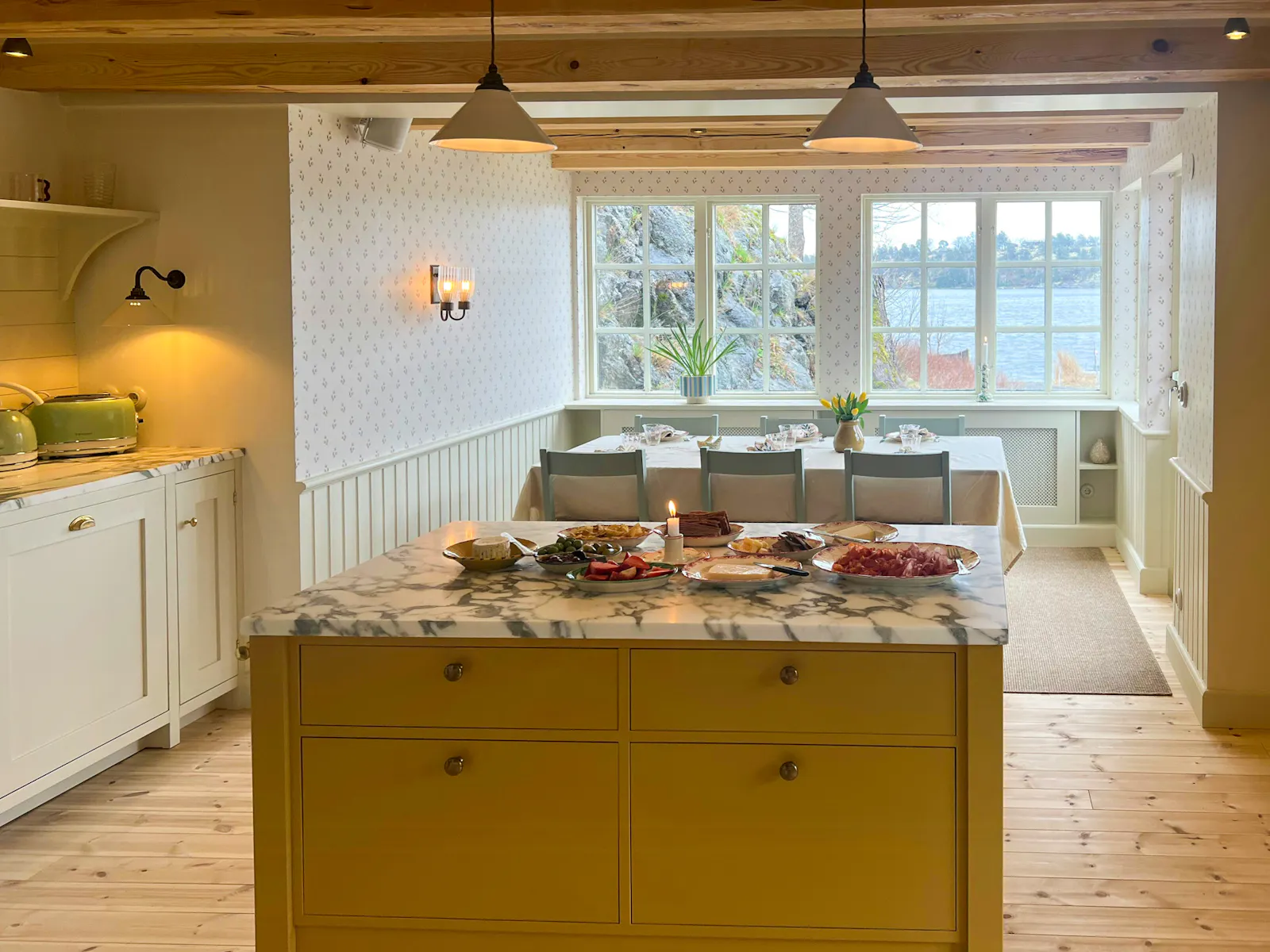 Nyrenoverat hus vid havet på Värmdö – bild 3 av 24