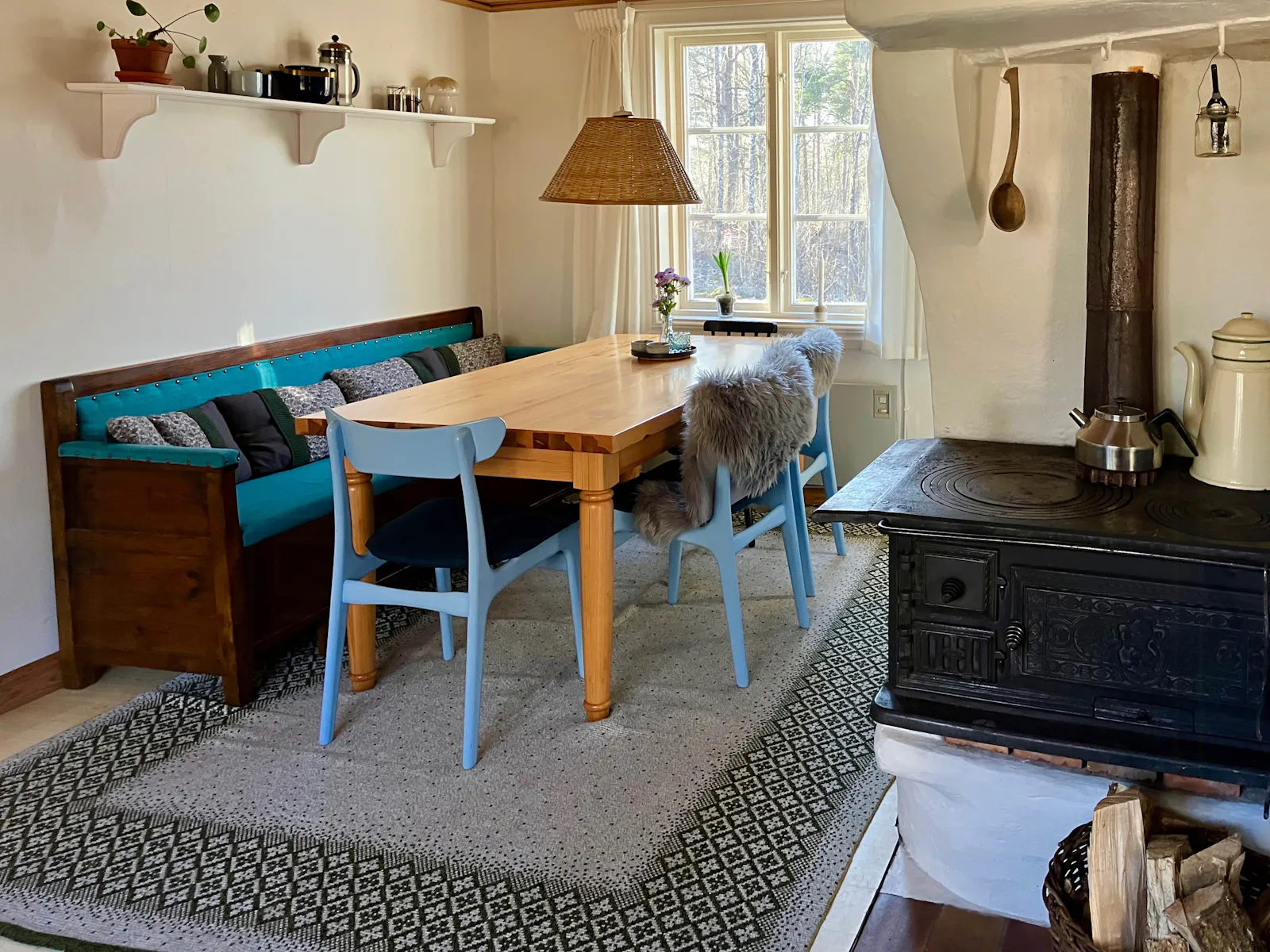 Traditionellt svenskt hus i skogens djup – bild 6 av 24