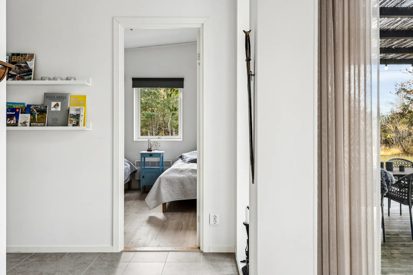 Arkitektritat hus i Fröjel nära stranden – bild 13 av 24