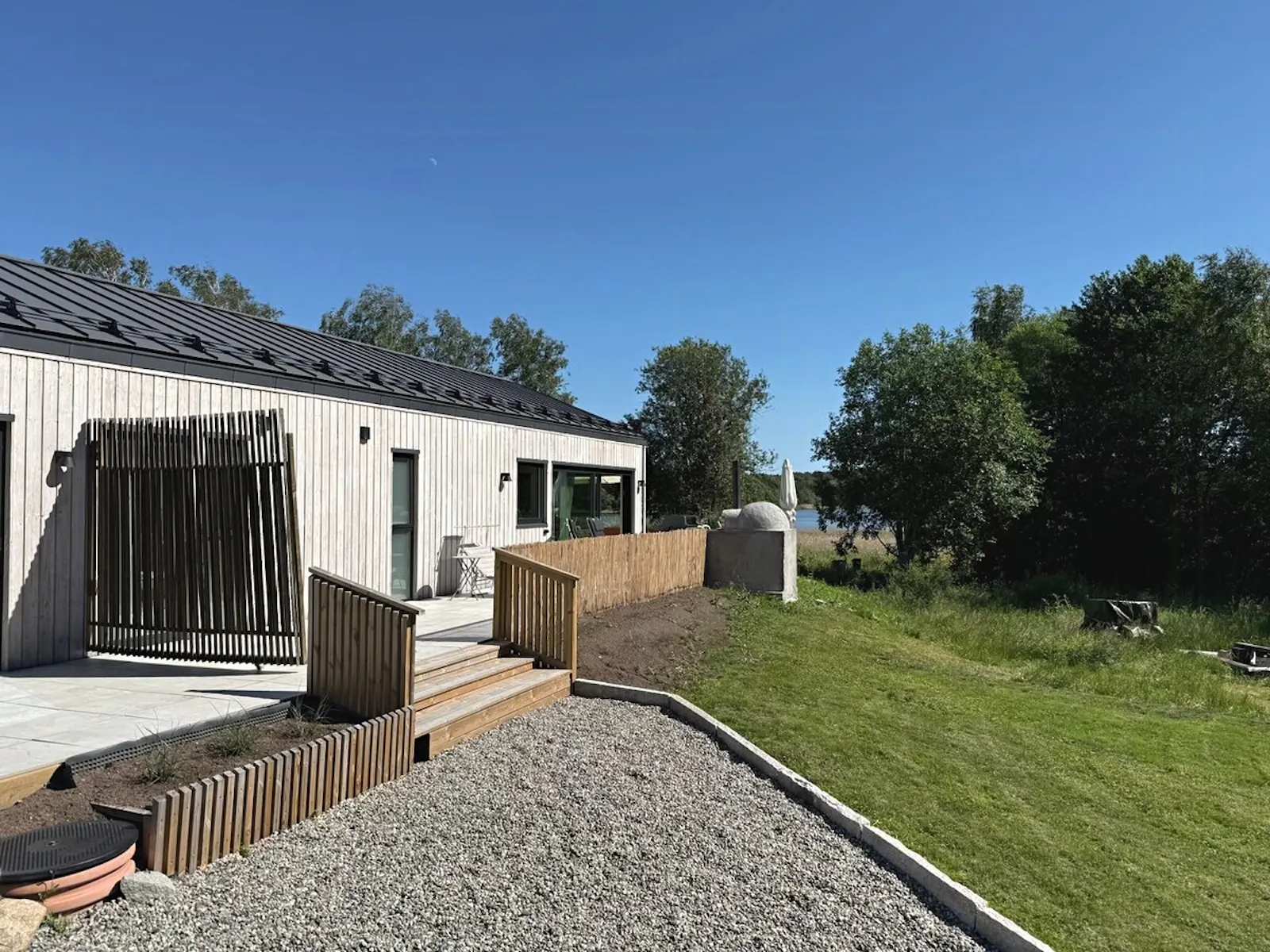 Ljus stuga med en storslagen terrass vid sjön – bild 17 av 24