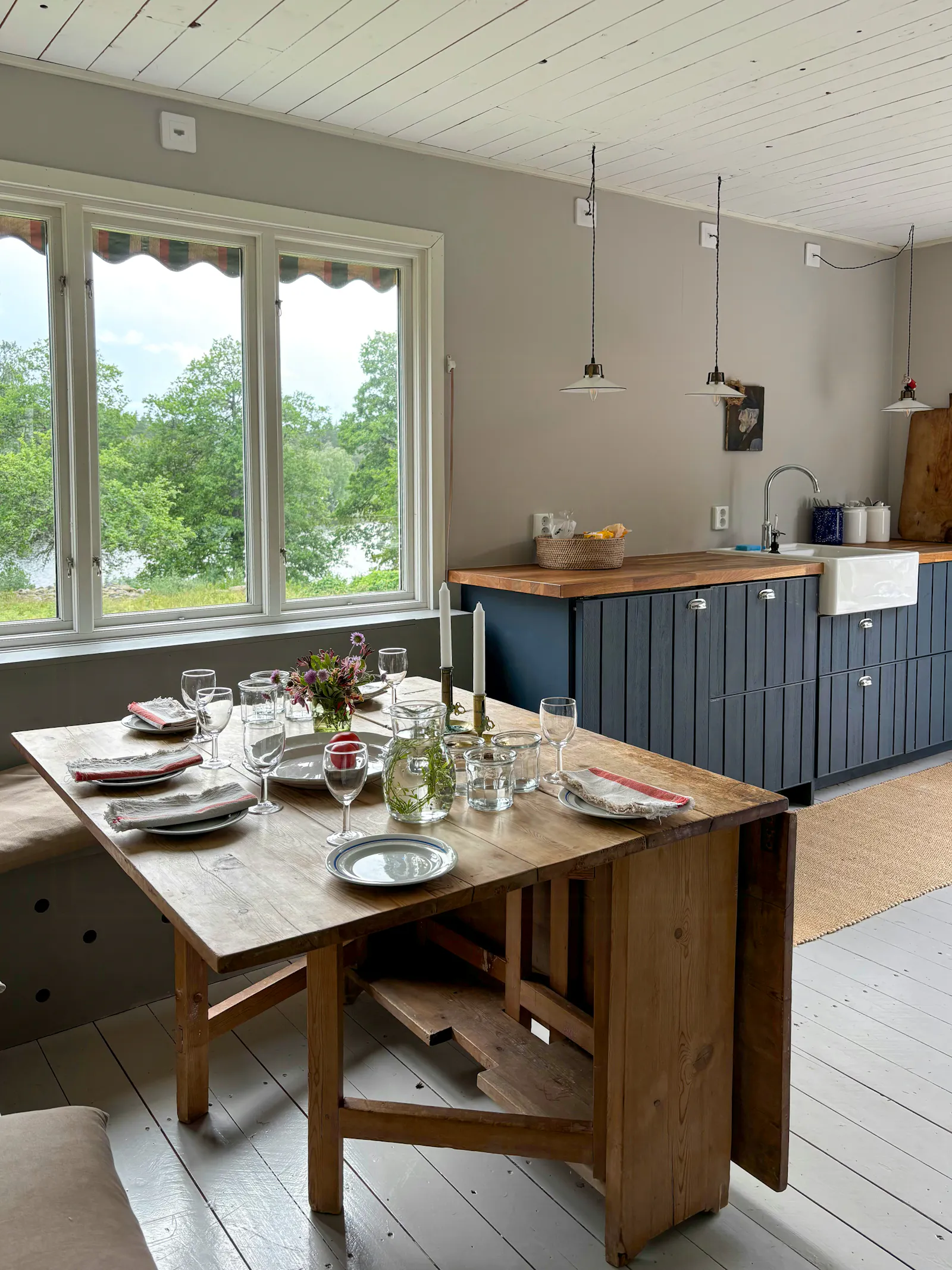 Två mysiga hus i ett naturskönt område med sjö – bild 8 av 24