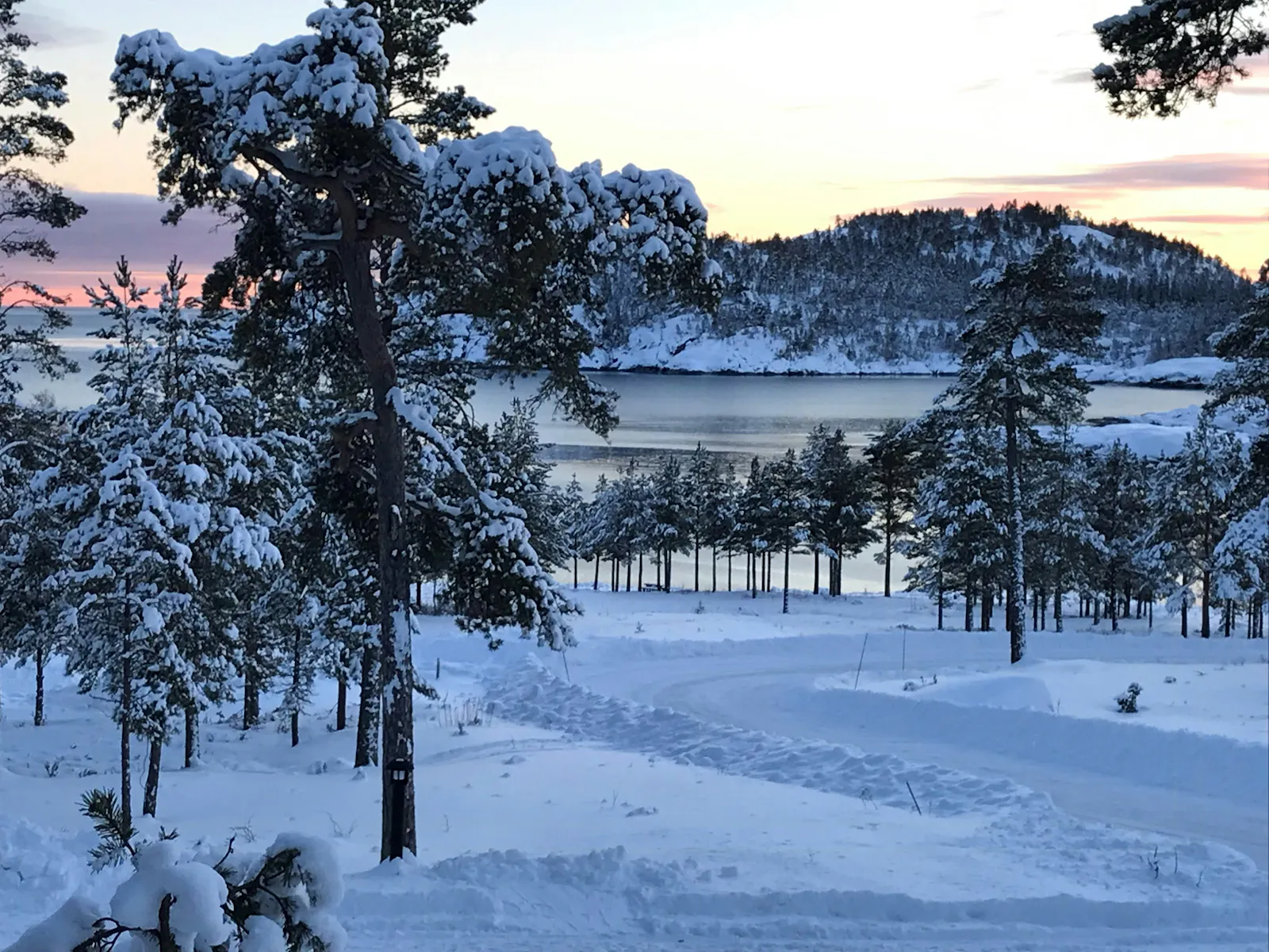 Arkitektritad villa vid klippbad i Höga kusten – bild 21 av 23