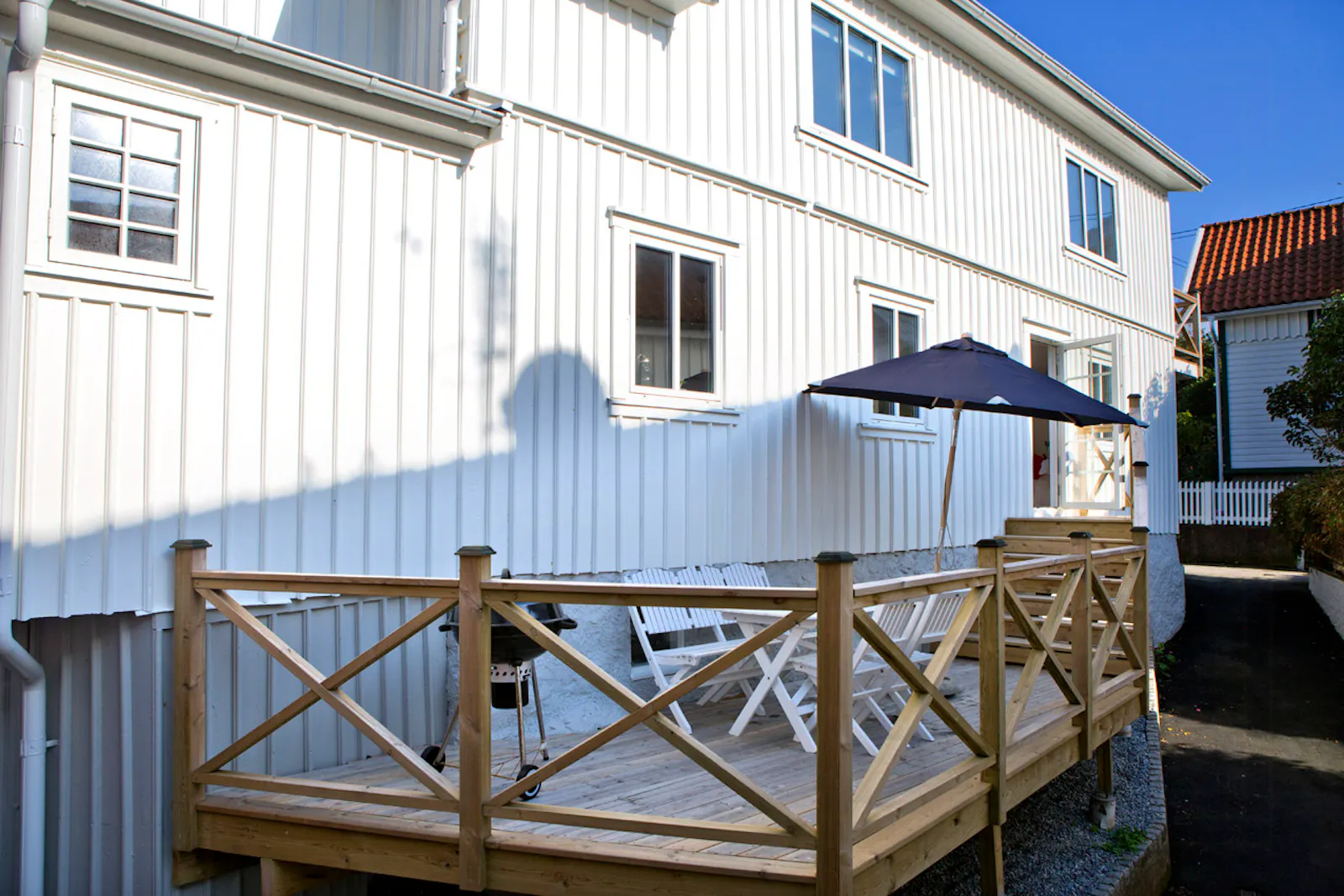 Ett vitt trähus i öns charmigaste gränd – bild 2 av 24