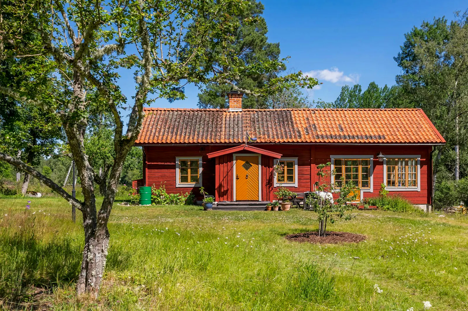 1800-talsstuga på Fogdö omgiven av skog och äng – bild 2 av 24