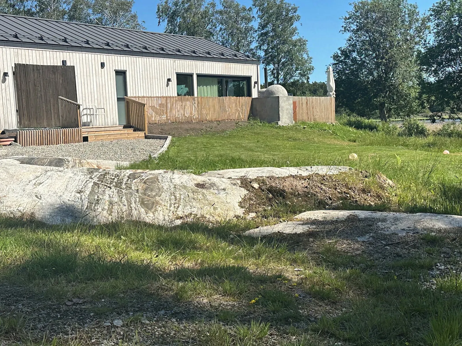 Ljus stuga med en storslagen terrass vid sjön – bild 18 av 24