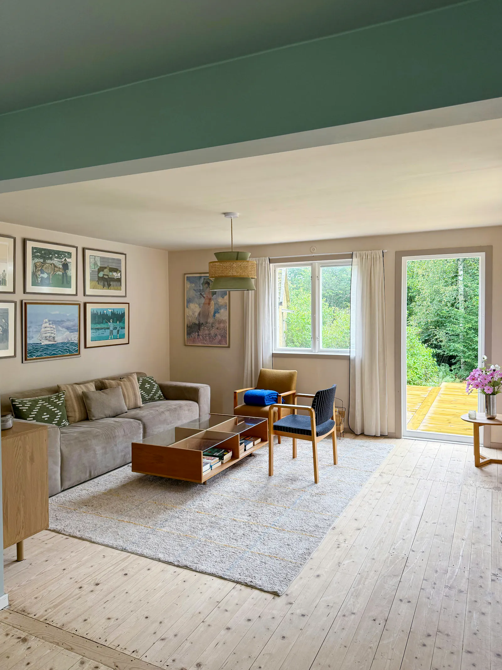 Klassiskt svenskt trähus nära havet och skogen – bild 2 av 24