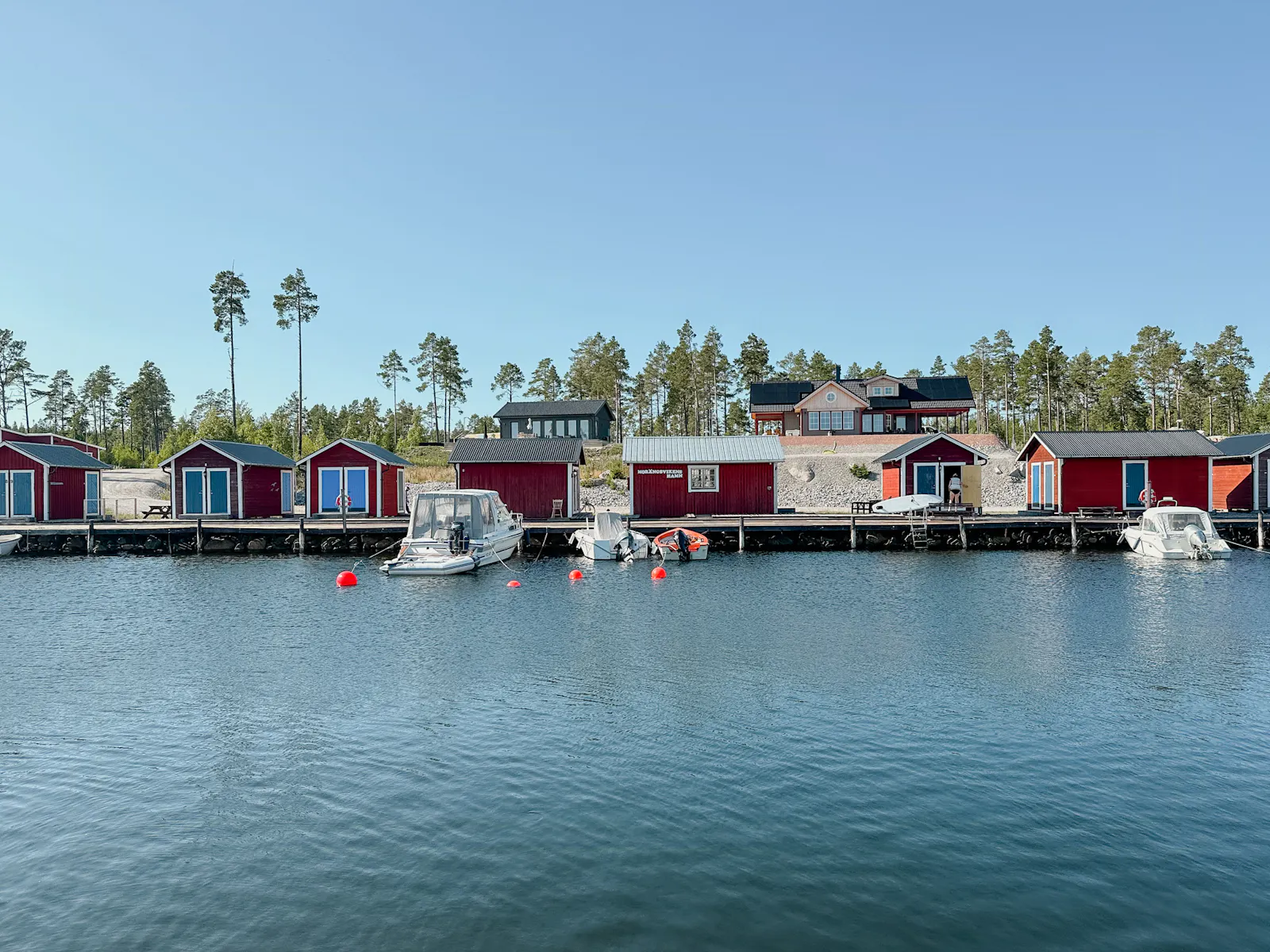 Stuga med havsutsikt och altan nära naturen – bild 21 av 24
