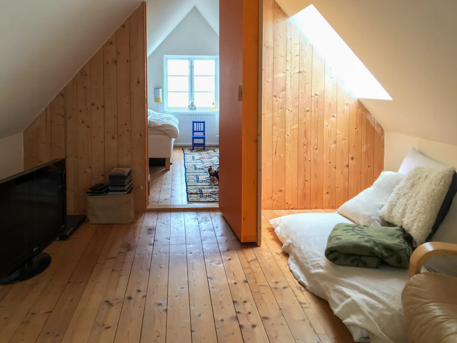 Semesterhus med växthus nära stranden i Mälarhusen – bild 13 av 24
