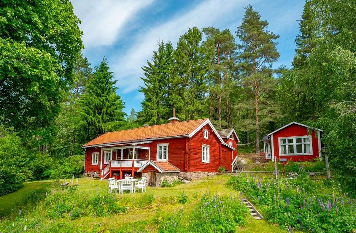 Timmerhus från 1800-talet vid ån i Gästrikland