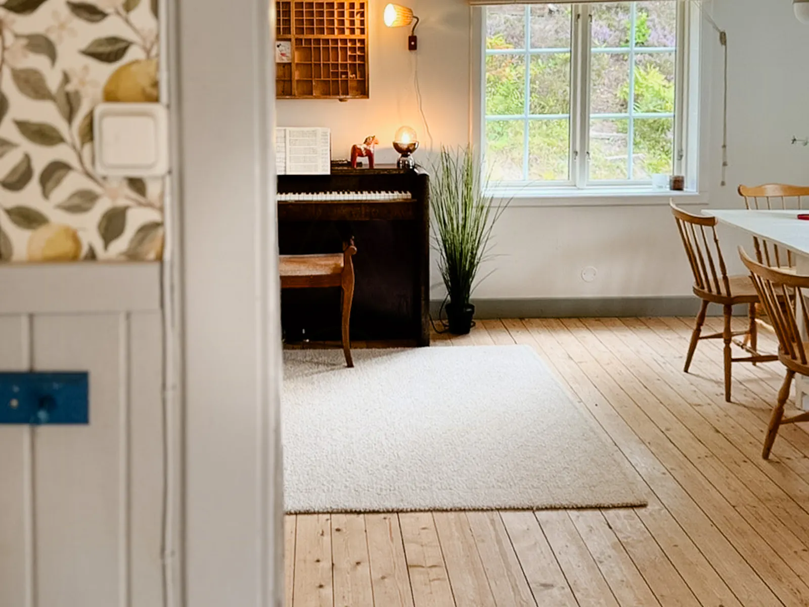 Varmt trähus med piano, rådjur och skogsstigar – bild 10 av 24