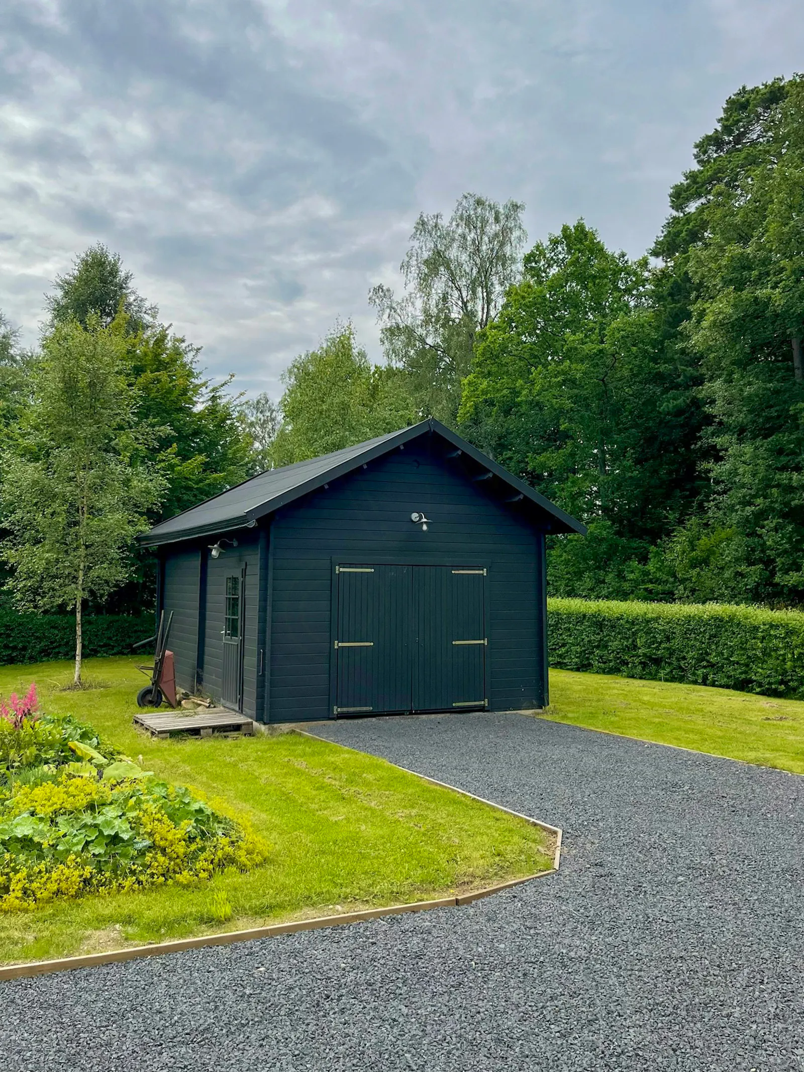 Mysigt hus omgivet av naturen – bild 15 av 17