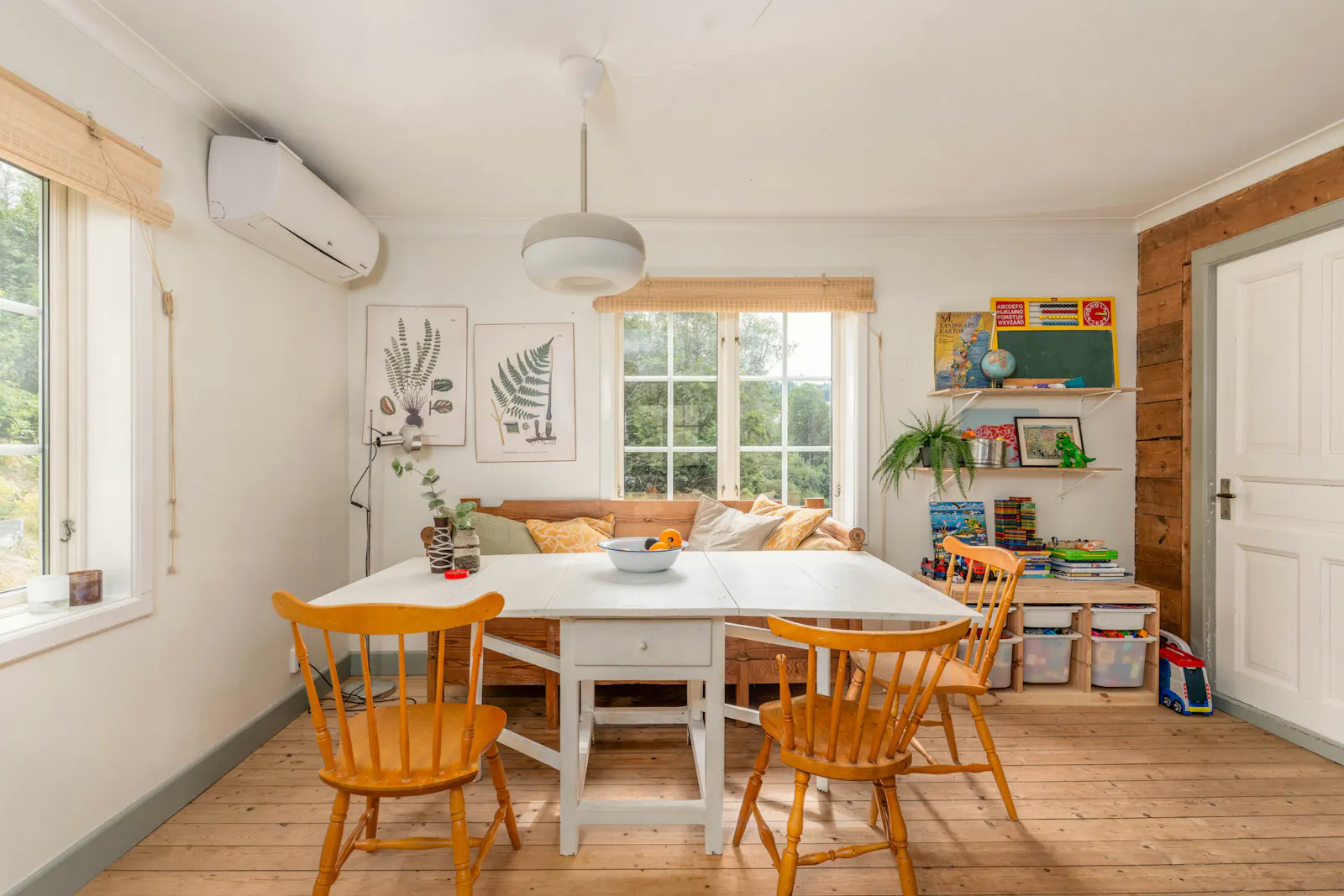 Varmt trähus med piano, rådjur och skogsstigar – bild 9 av 24