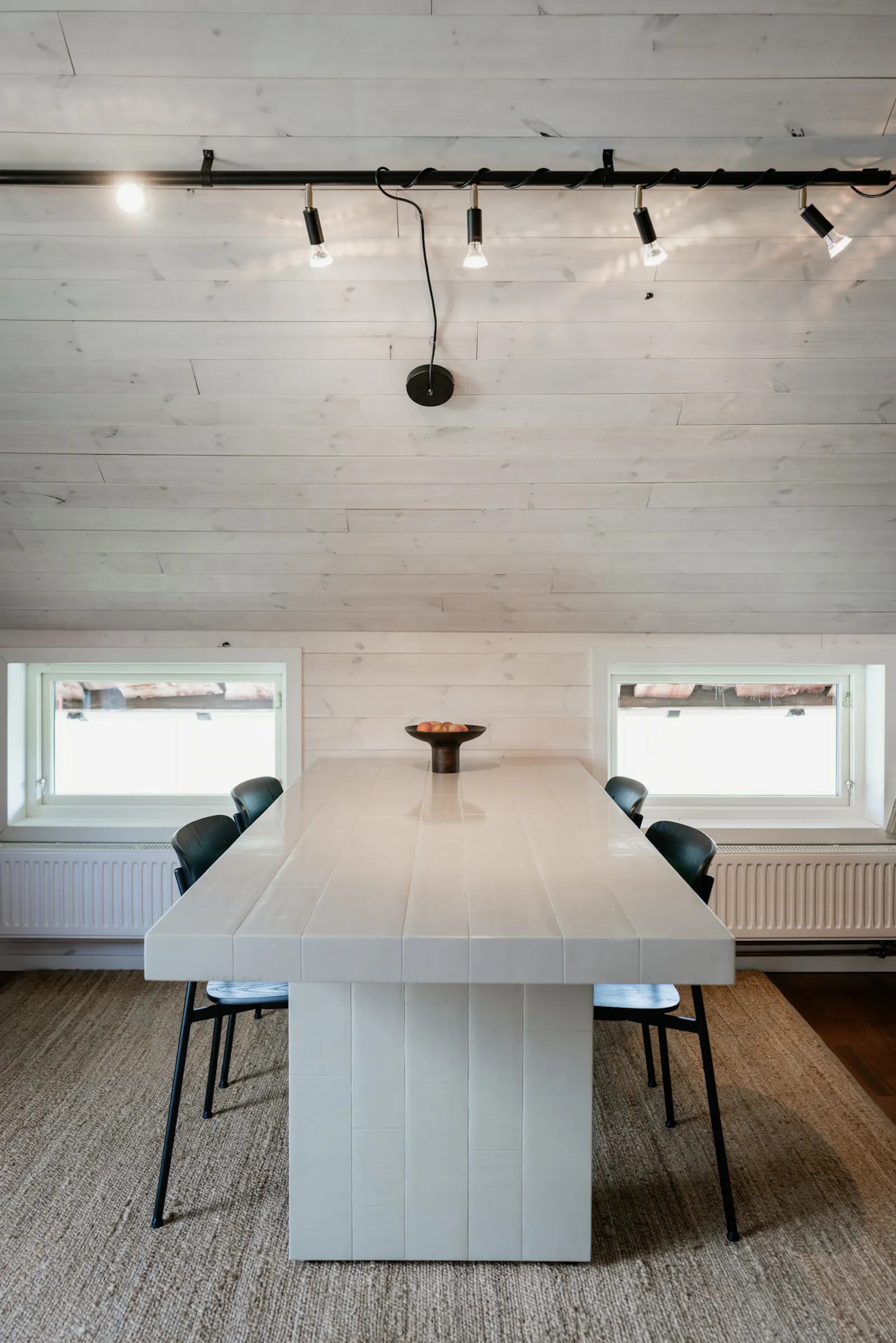 Modern bondgårdslägenhet med pool, bastu & biosal – bild 4 av 24