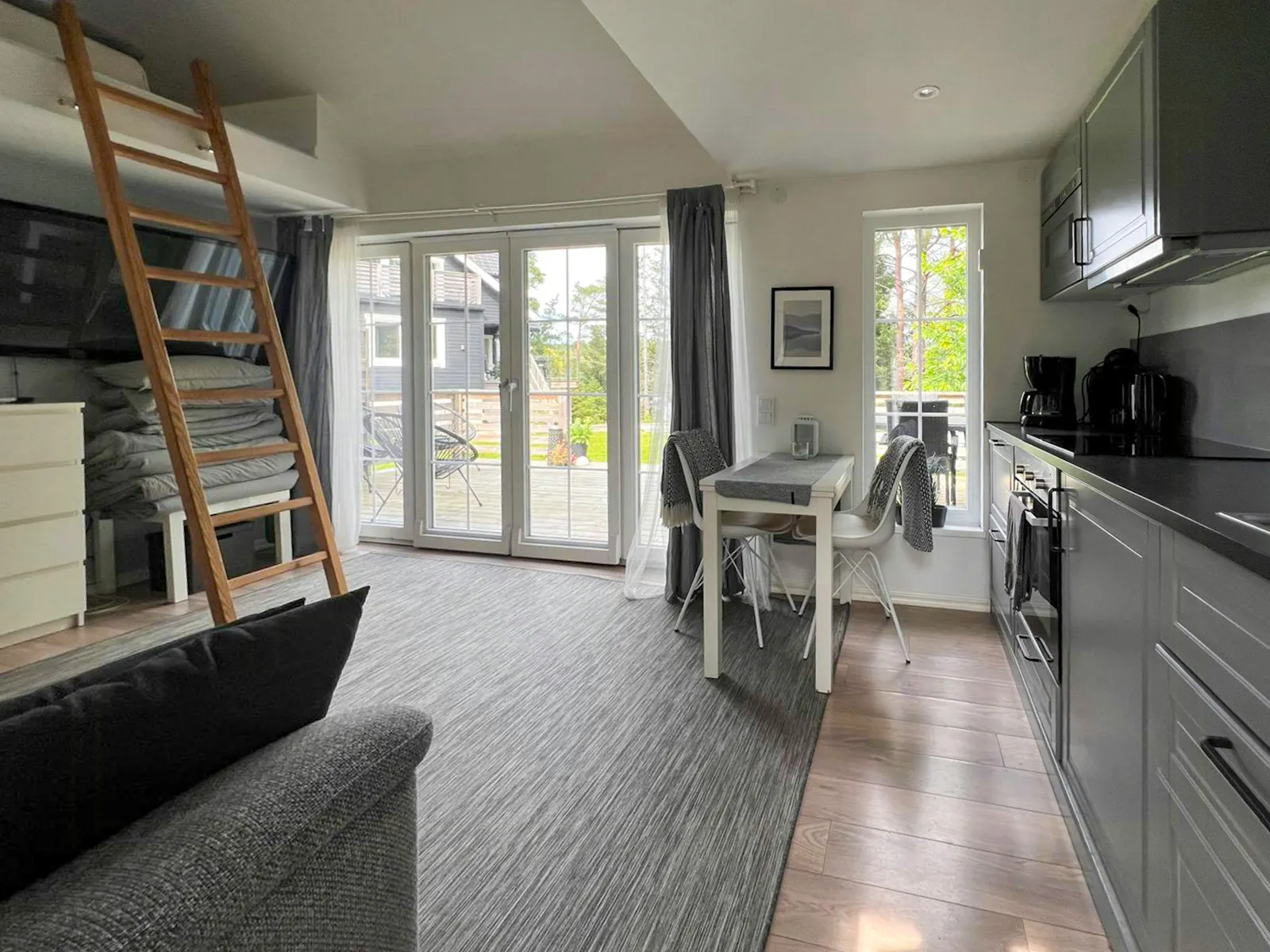 Minihus med sandstrand och bastu – bild 7 av 22