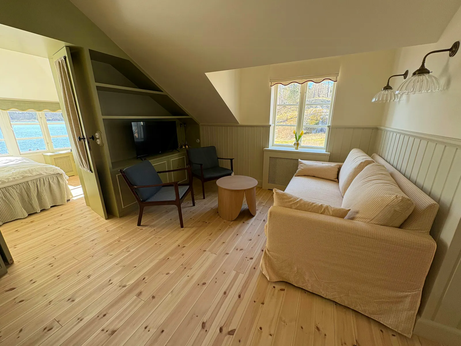 Nyrenoverat hus vid havet på Värmdö – bild 17 av 24