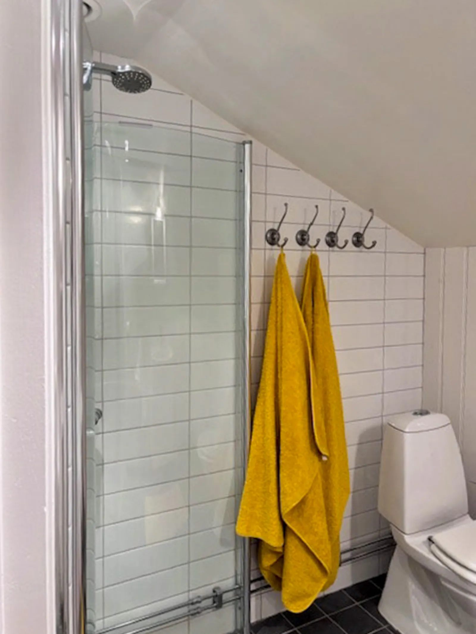 Lantligt hus i Stavsnäs med stor altan – bild 18 av 24