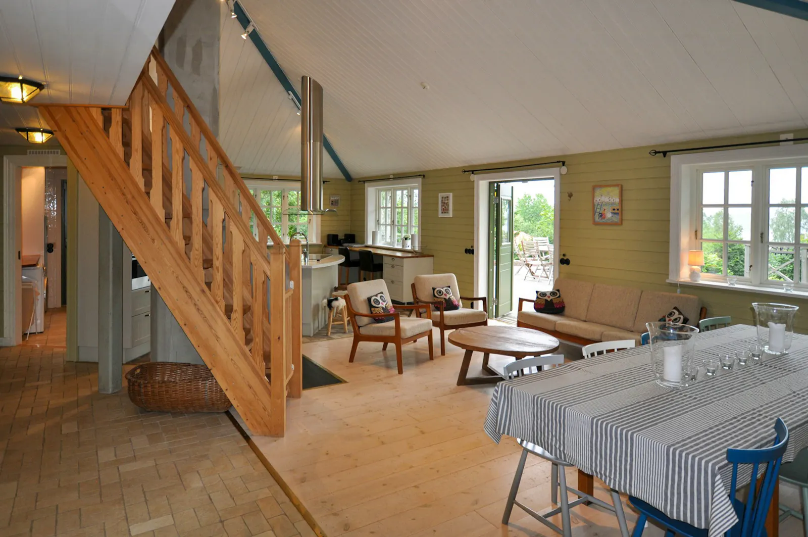 Sjöhus med bastu och brygga nära Vättern – bild 3 av 22