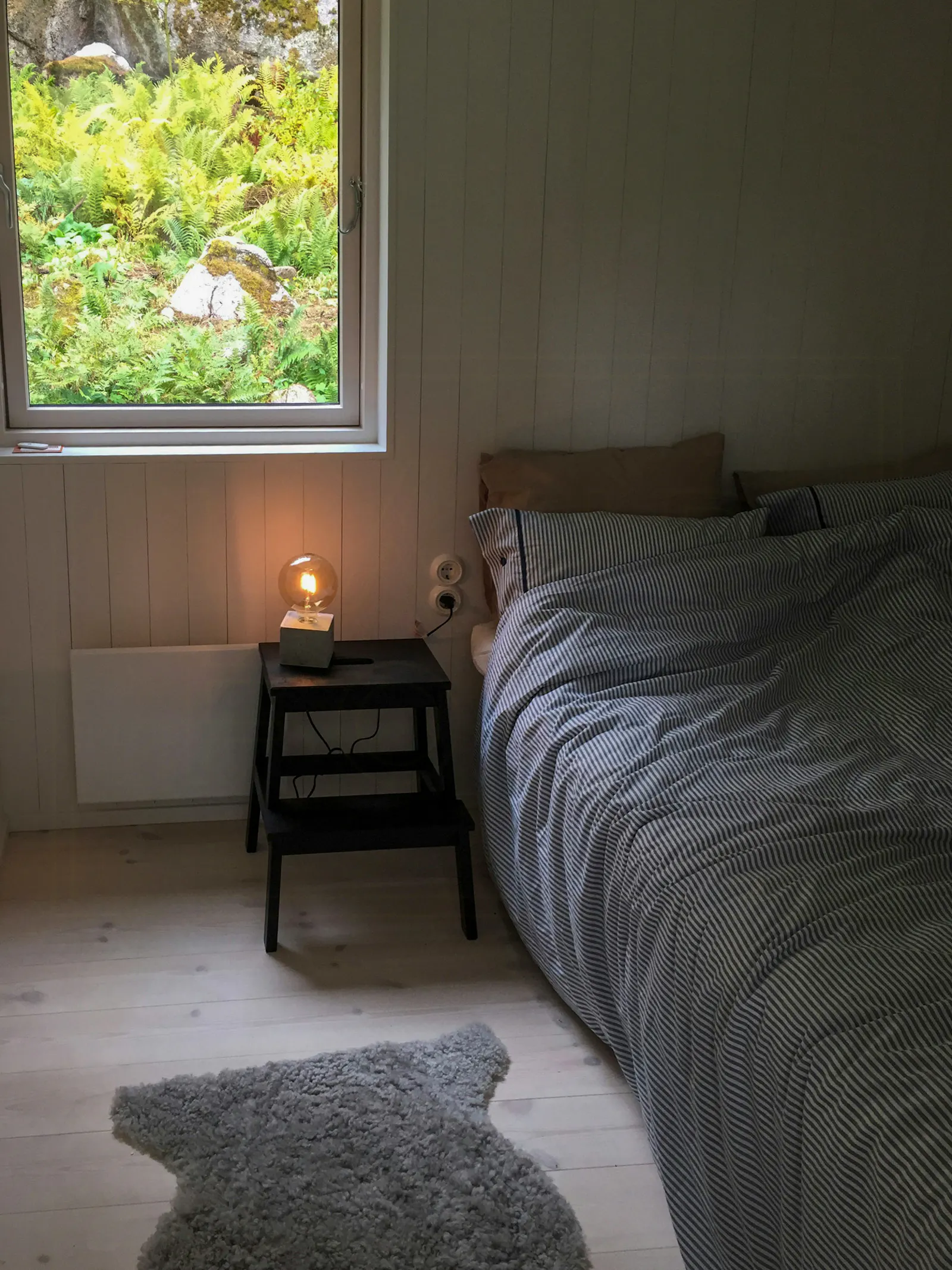 Modern stuga med bastu vid insjön i Bjäsäter – bild 9 av 24