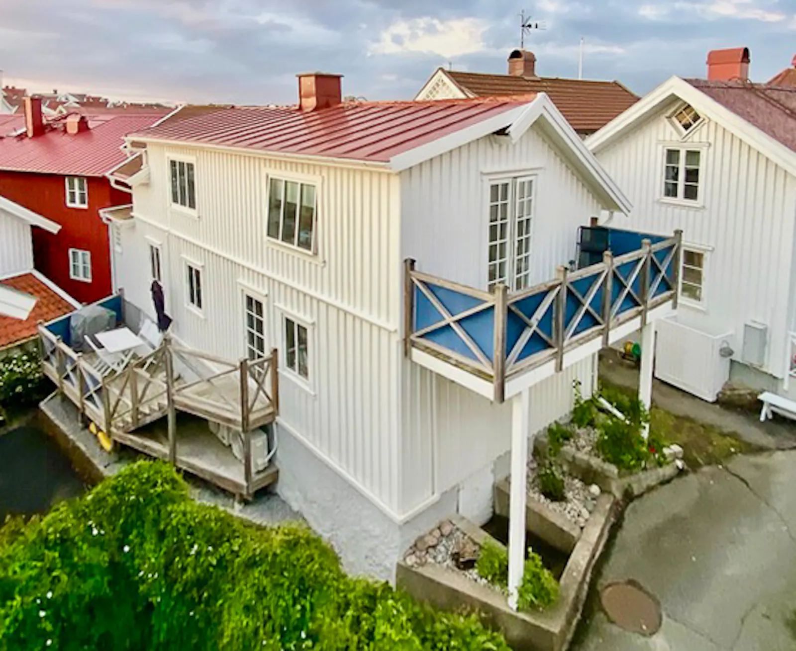 Ett vitt trähus i öns charmigaste gränd – bild 20 av 24