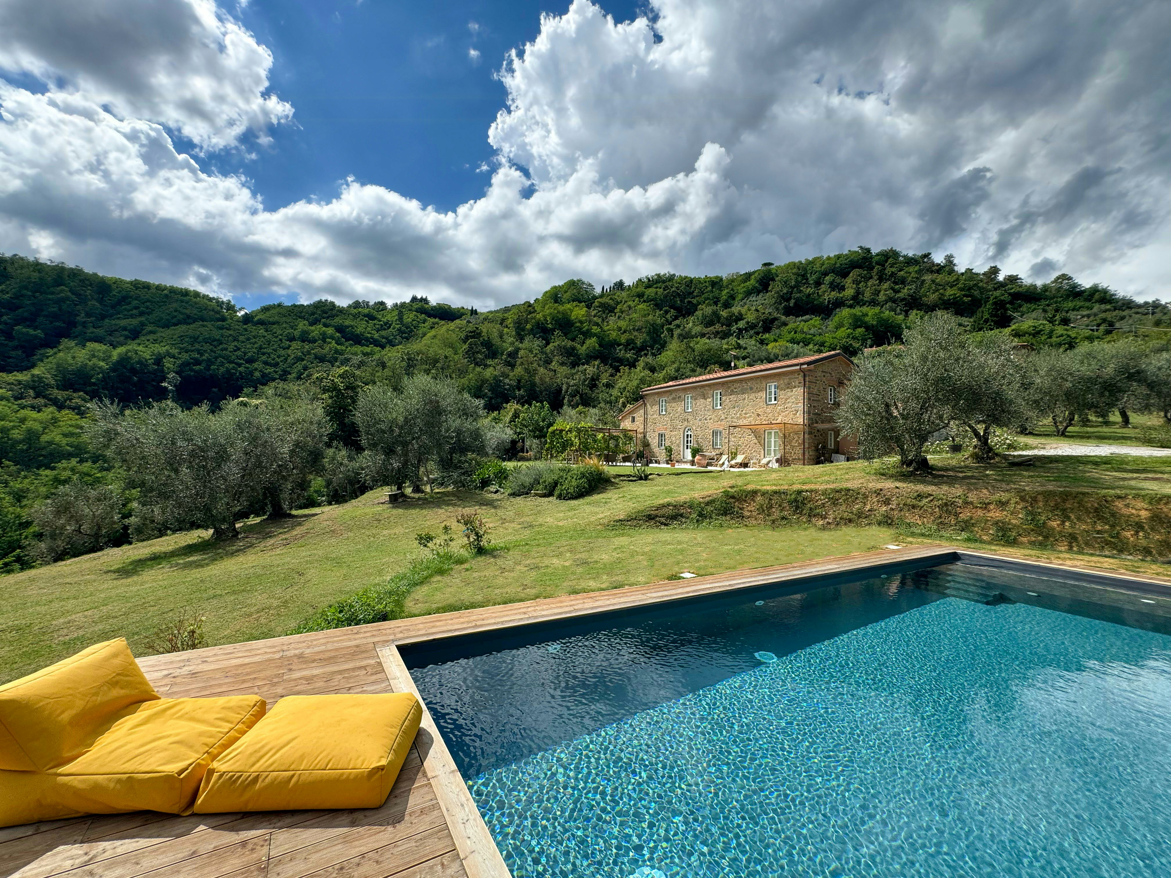 Feriehus med privat basseng cover image