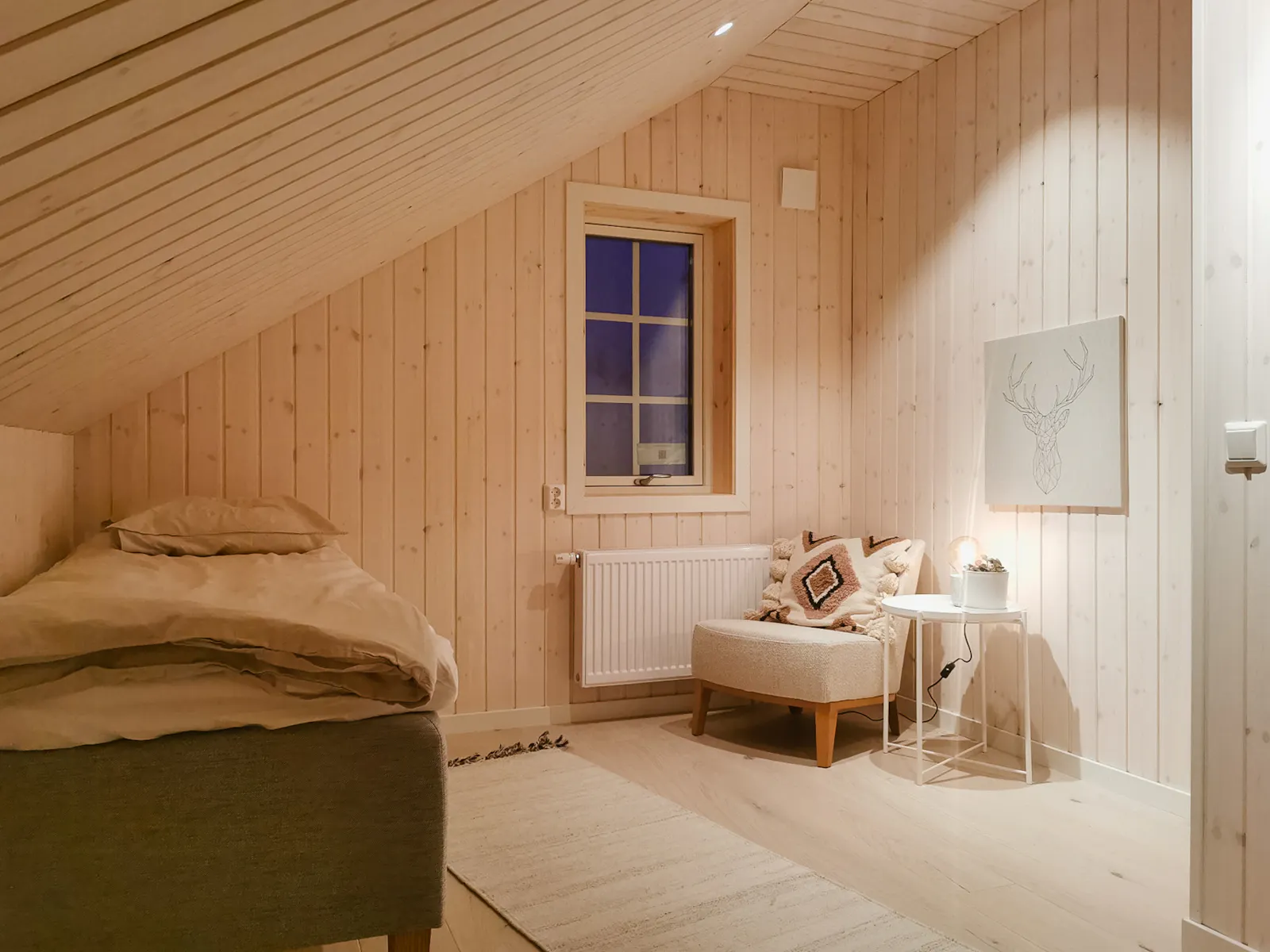 Ljus fjällstuga med utsikt över Näsfjällets topp – bild 23 av 24