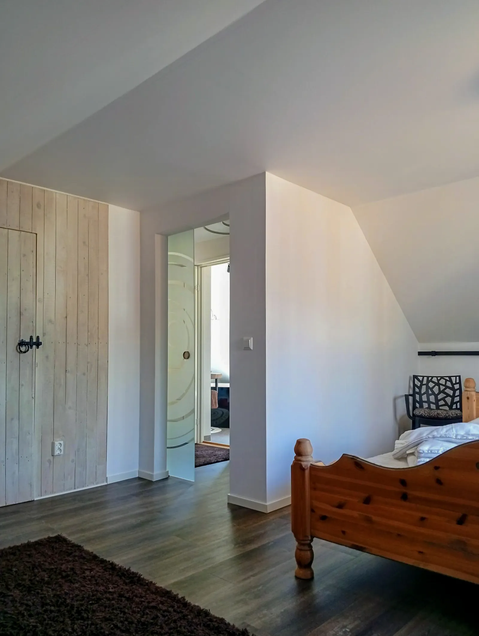 Modernt hus vid floden i Lönneberga – bild 20 av 24