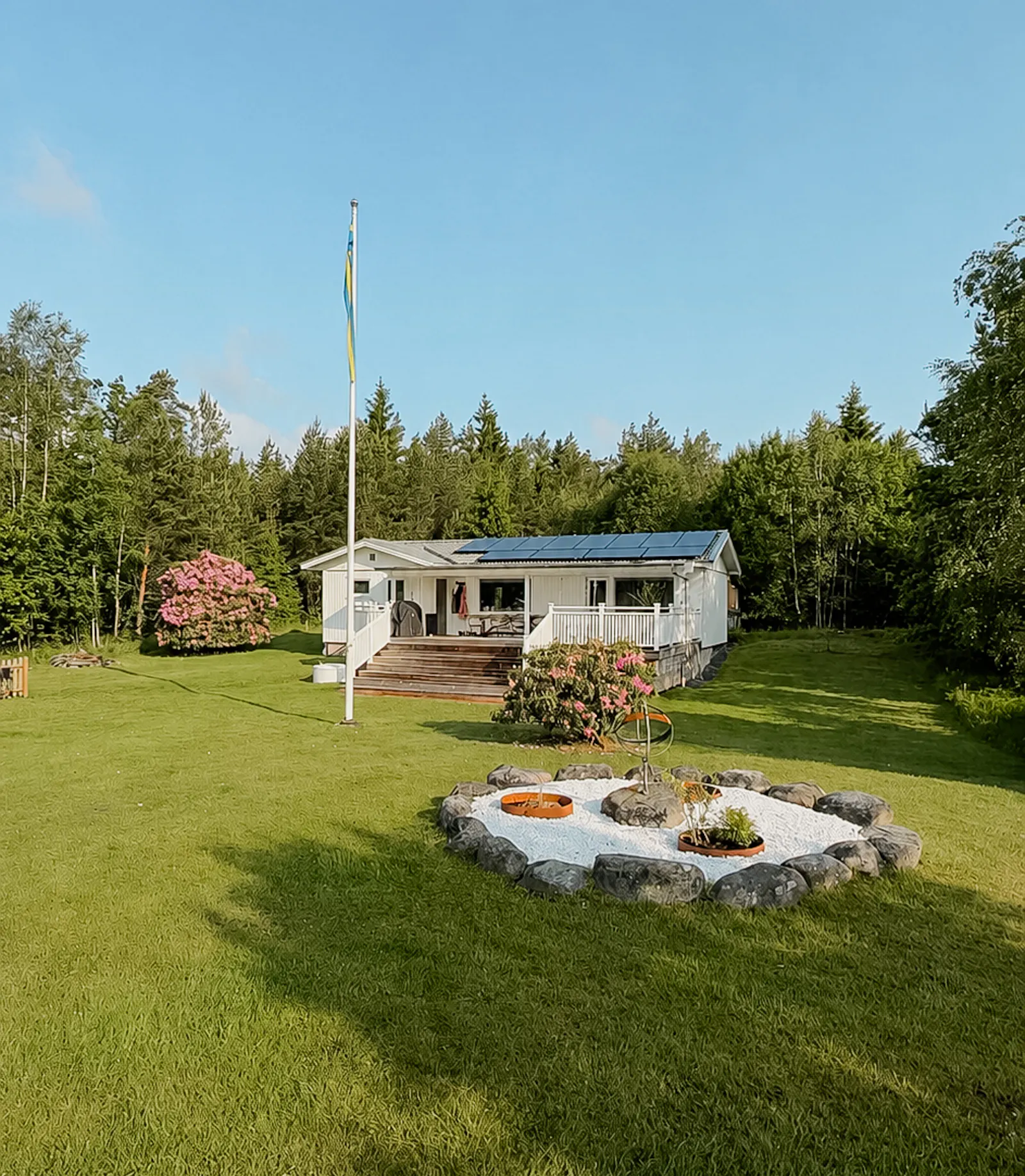 Sista huset vid skogen med utekök och badsjö – bild 19 av 24
