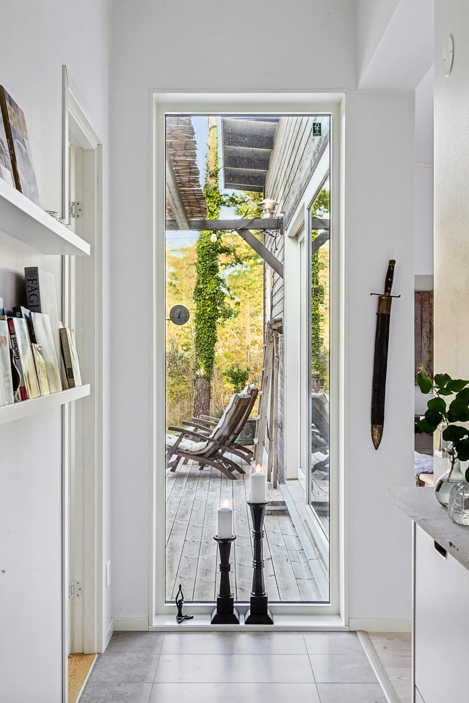 Arkitektritat hus i Fröjel nära stranden – bild 14 av 24