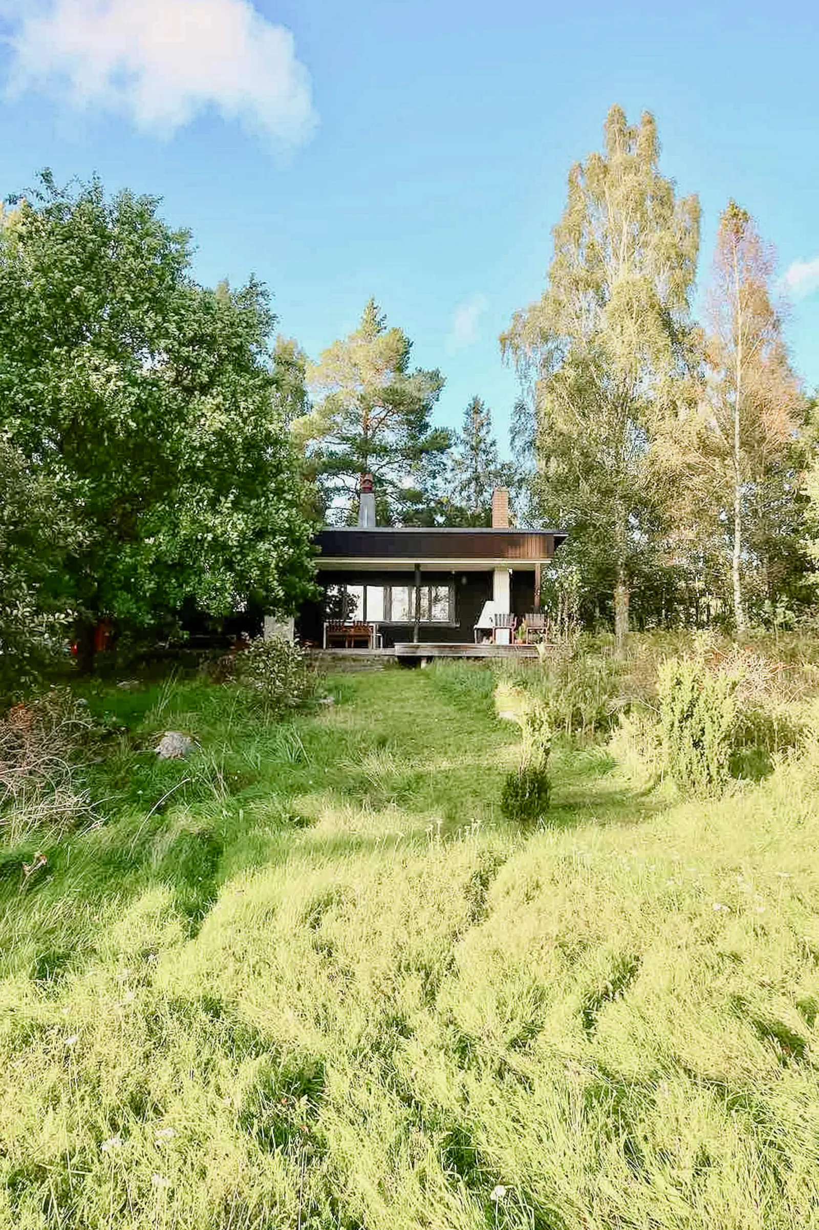 Arkitektritad stuga från 60-talet mitt i skogen – bild 22 av 24