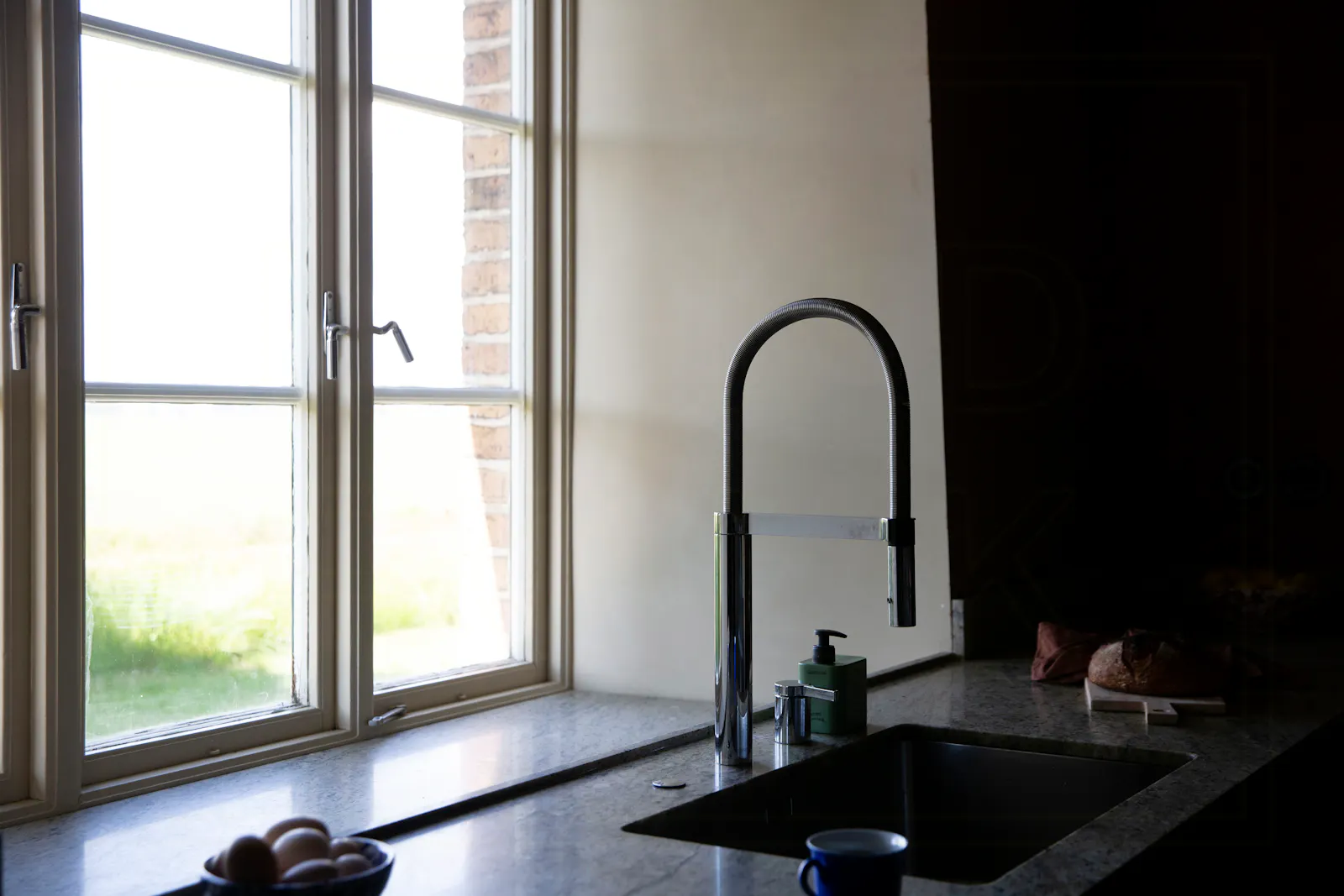 Stilfull gård med designinteriör på Österlen – bild 9 av 24