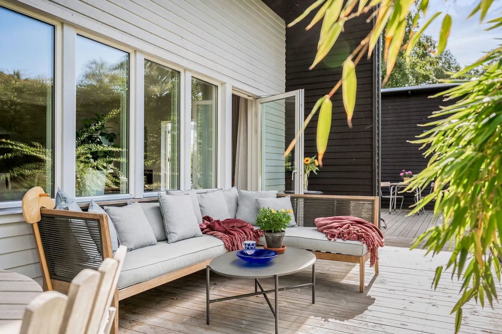 Nybyggt arkitektritat hus vid havet i Sandviken – bild 2 av 23