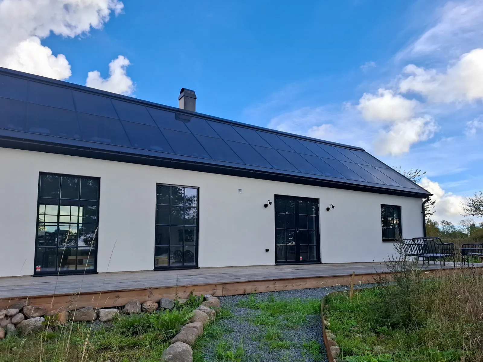 Nybyggt hus med braskamin på Österlen – bild 2 av 13