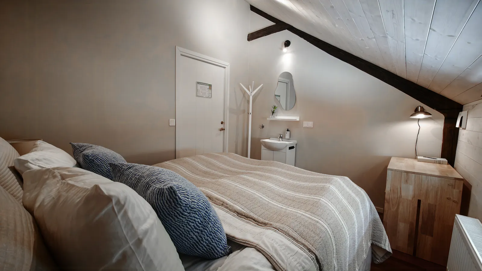 Modern bondgårdslägenhet med pool, bastu & biosal – bild 19 av 24