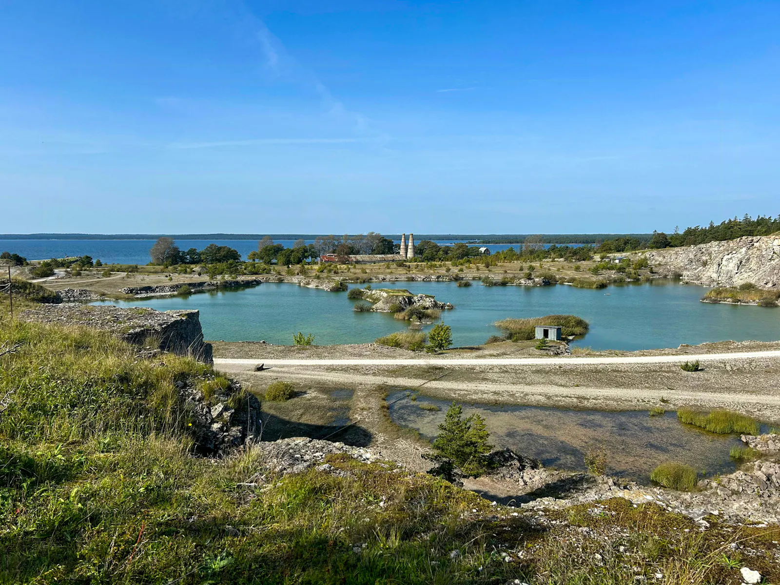 Trästugor vid kalkbrott med utsikt – bild 4 av 24
