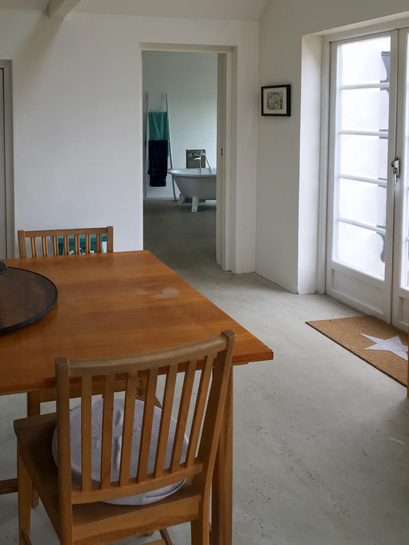Semesterhus med växthus nära stranden i Mälarhusen – bild 6 av 24