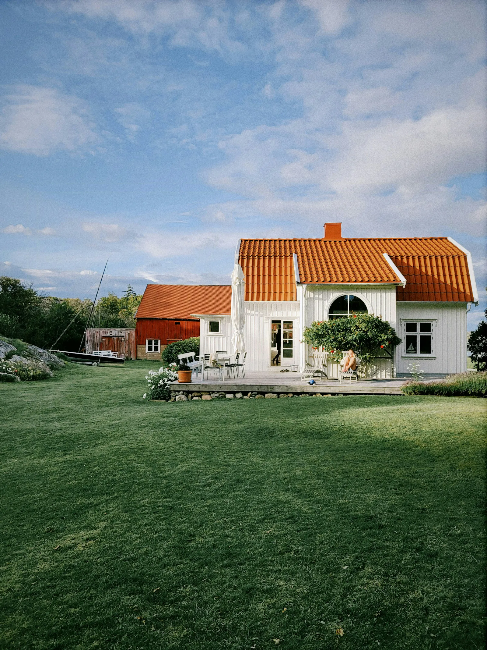 Kustnära villa med brygga på Härmanö – bild 2 av 17