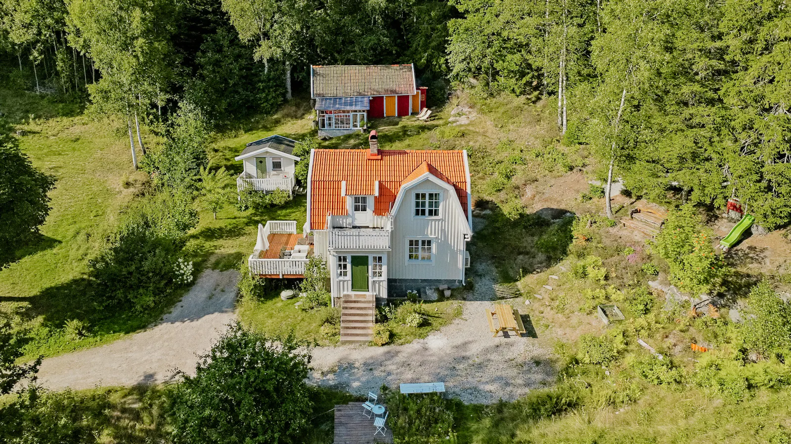 Varmt trähus med piano, rådjur och skogsstigar – bild 21 av 24