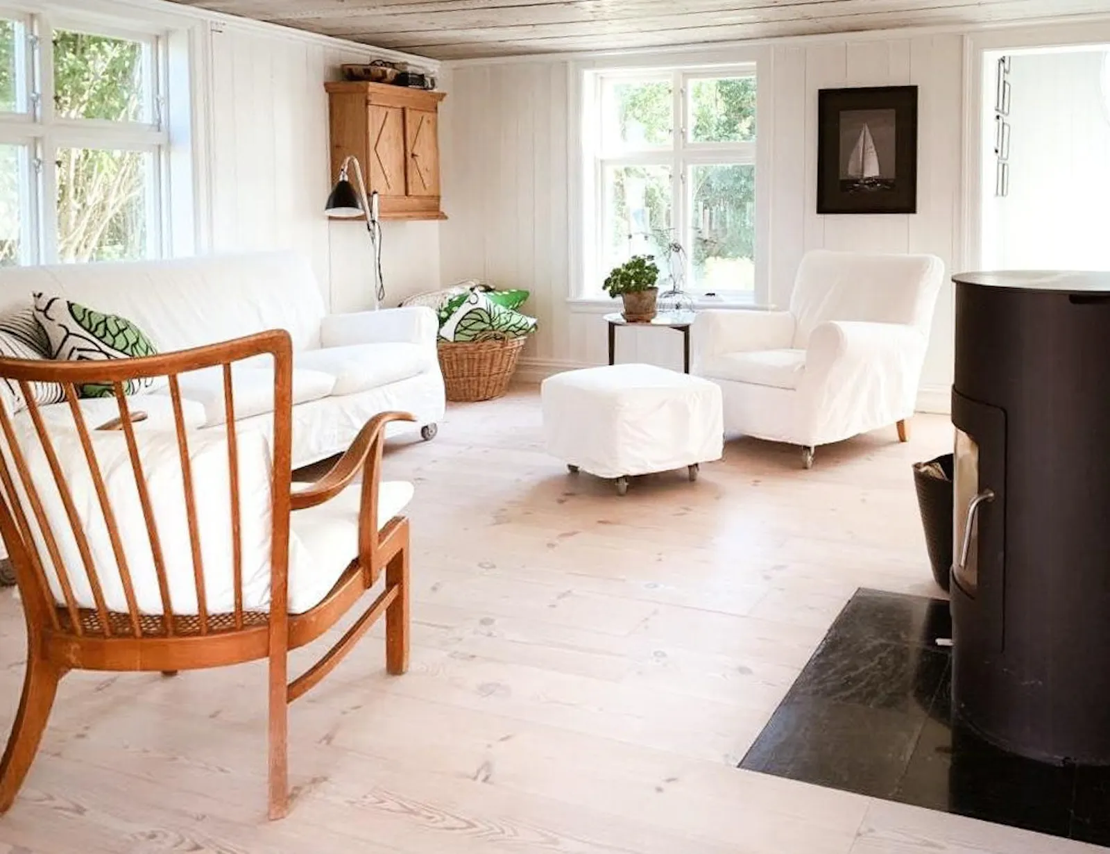 Kustnära villa med brygga på Härmanö – bild 4 av 17