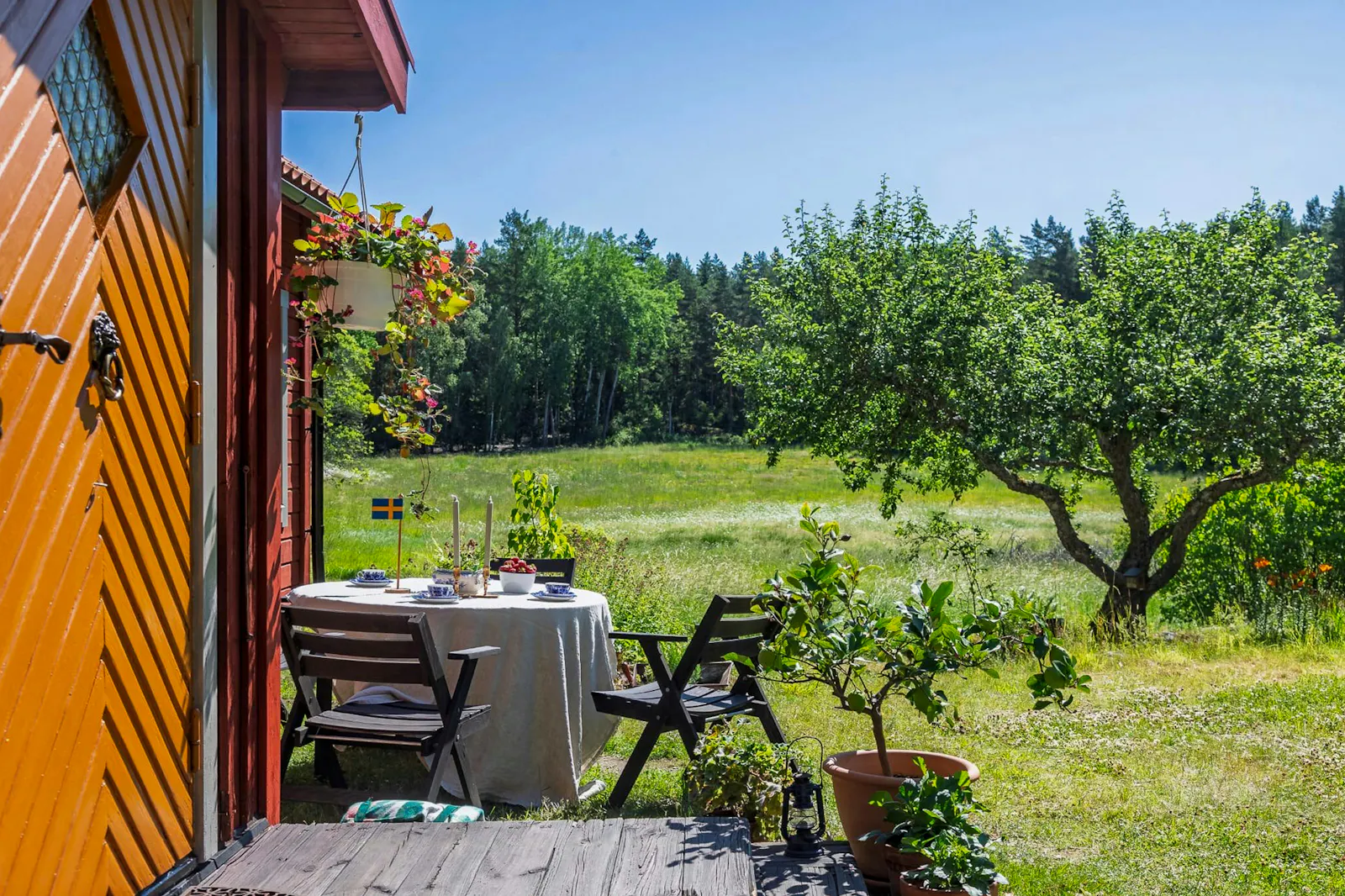 1800-talsstuga på Fogdö omgiven av skog och äng – bild 4 av 24