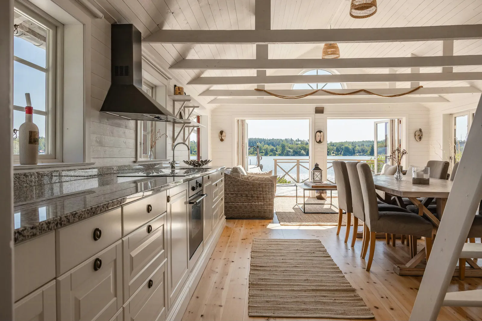 Herrgårdsvilla med sjöhus nära Stockholm – bild 3 av 24