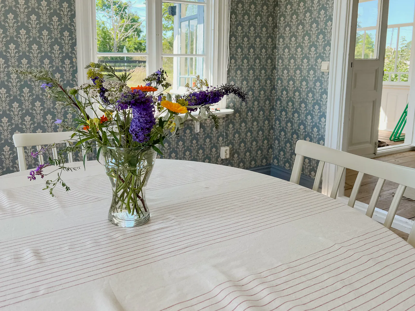 Stuga med glasveranda och vedugn i Kvilla – bild 7 av 21