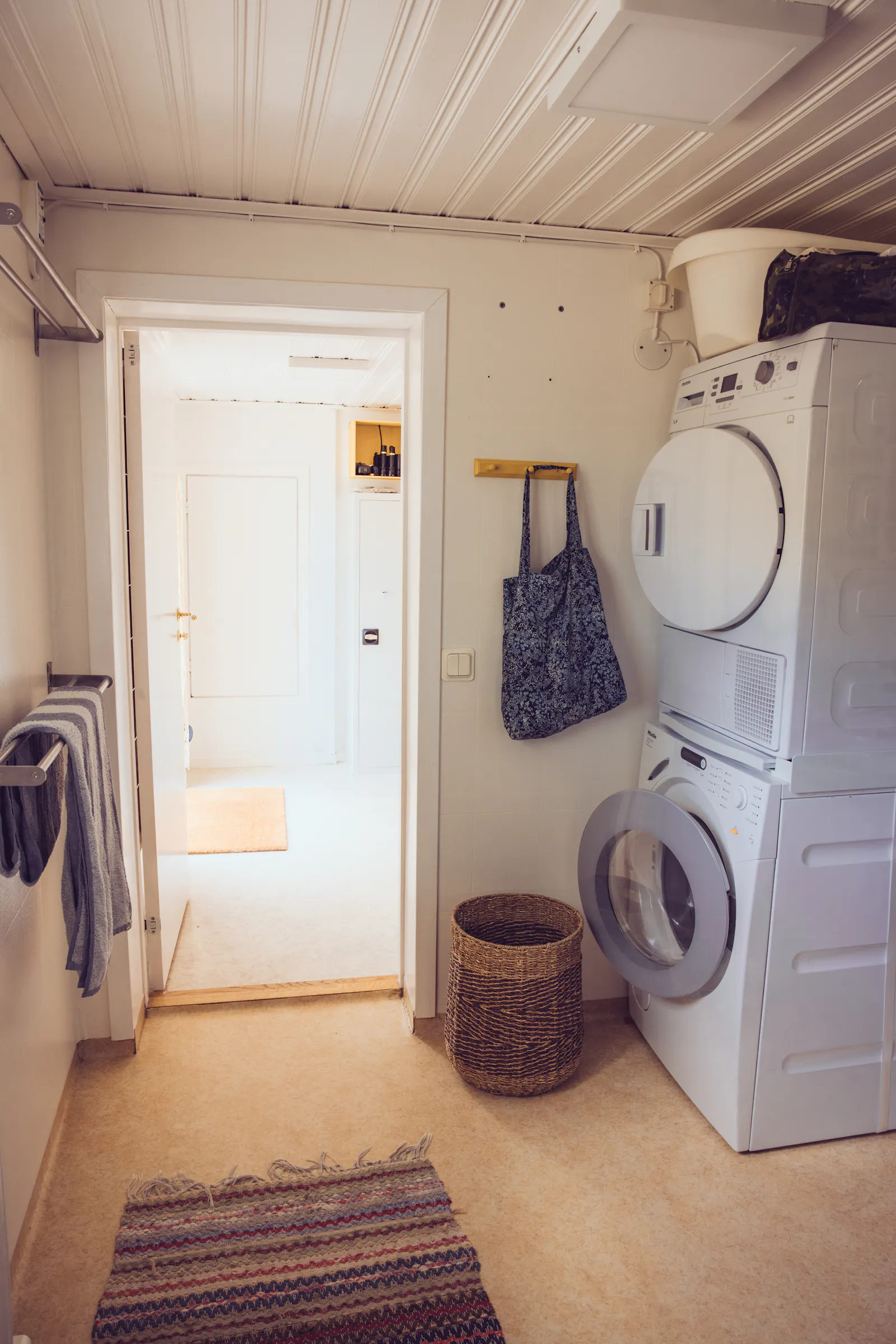 Svenskt timmerhus i naturskön miljö – bild 24 av 24