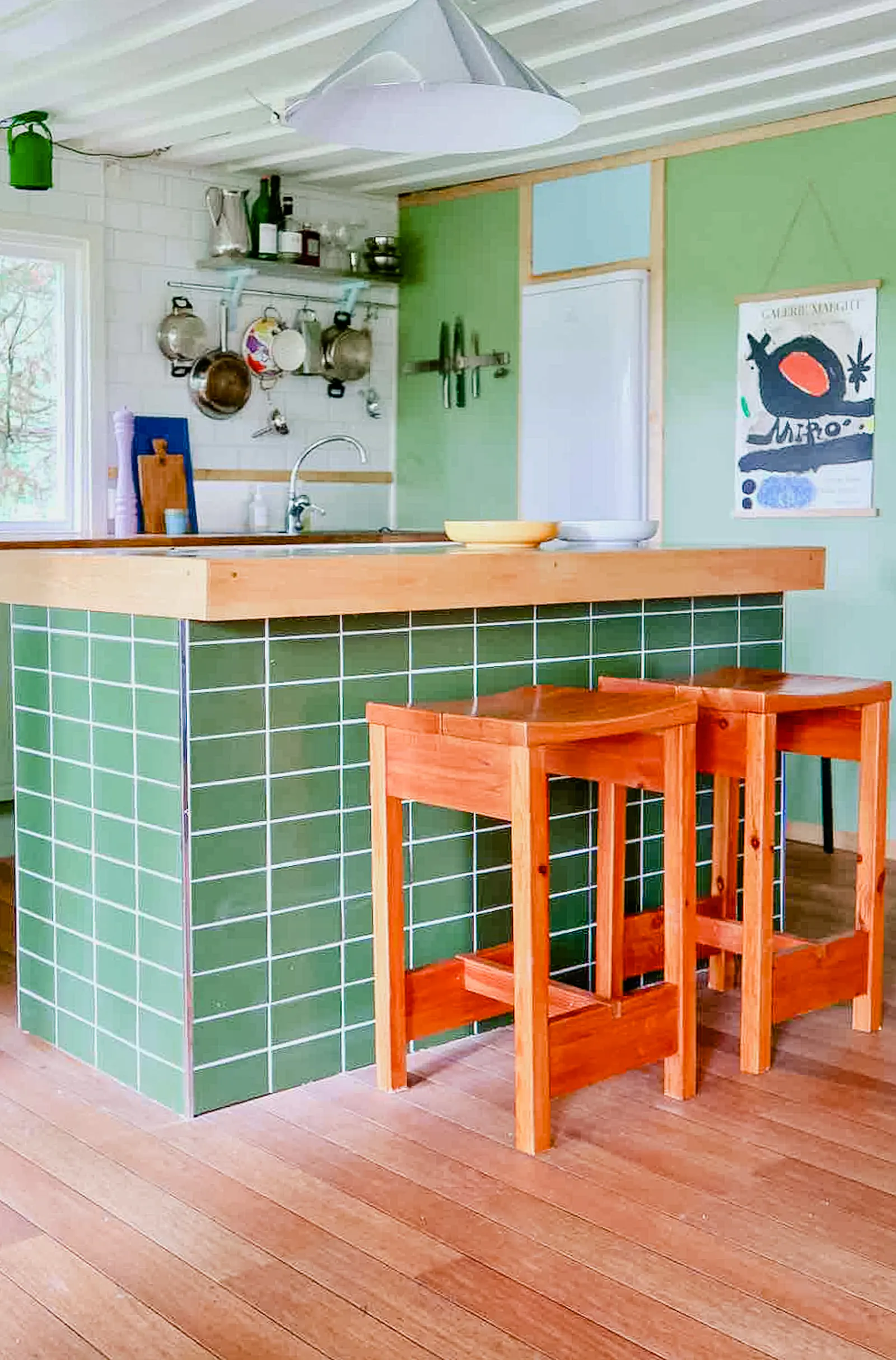 Arkitektritad stuga från 60-talet mitt i skogen – bild 7 av 24