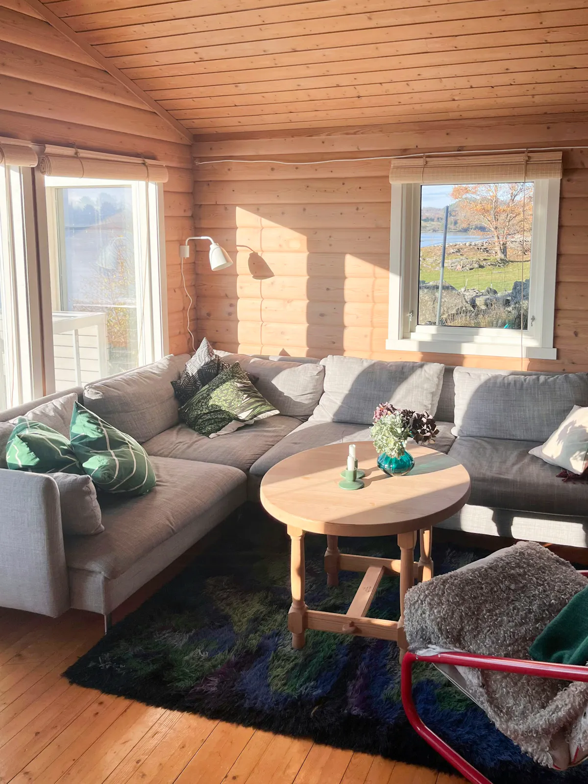 Strandhytte med solterrasser på Helgøy