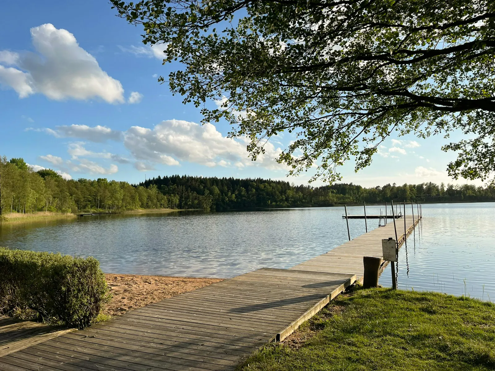 Modernt stenhus med badtunna i Åsljunga skog – bild 23 av 24