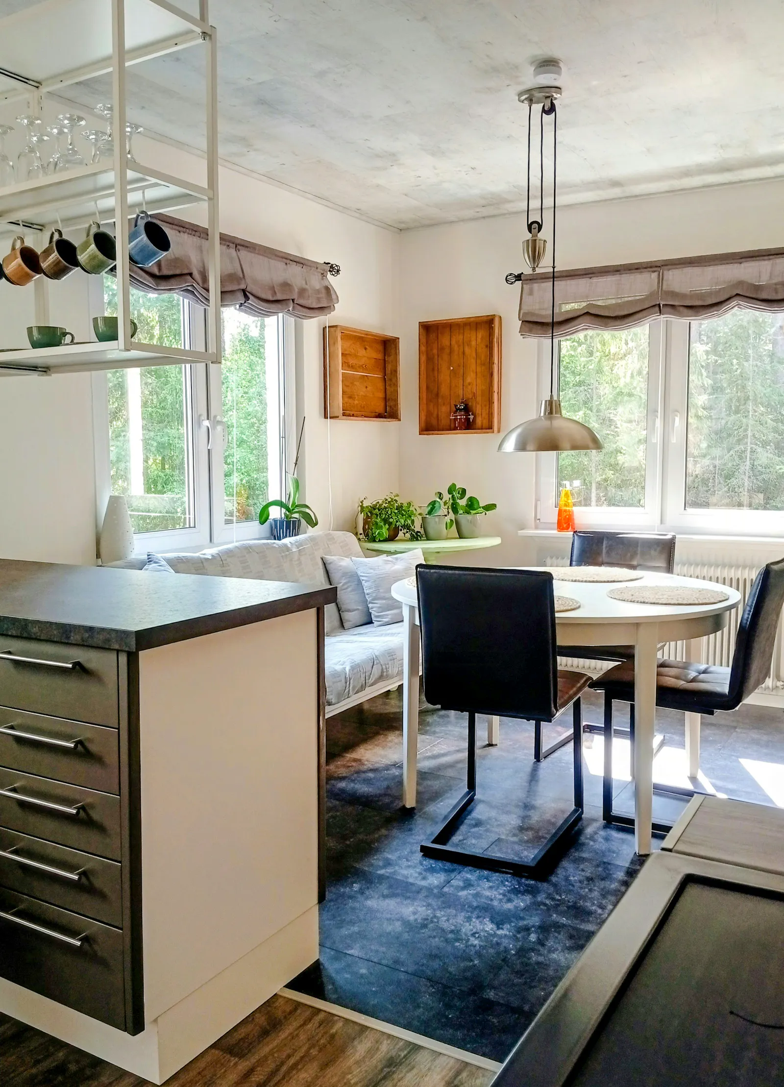 Modernt hus vid floden i Lönneberga – bild 3 av 24