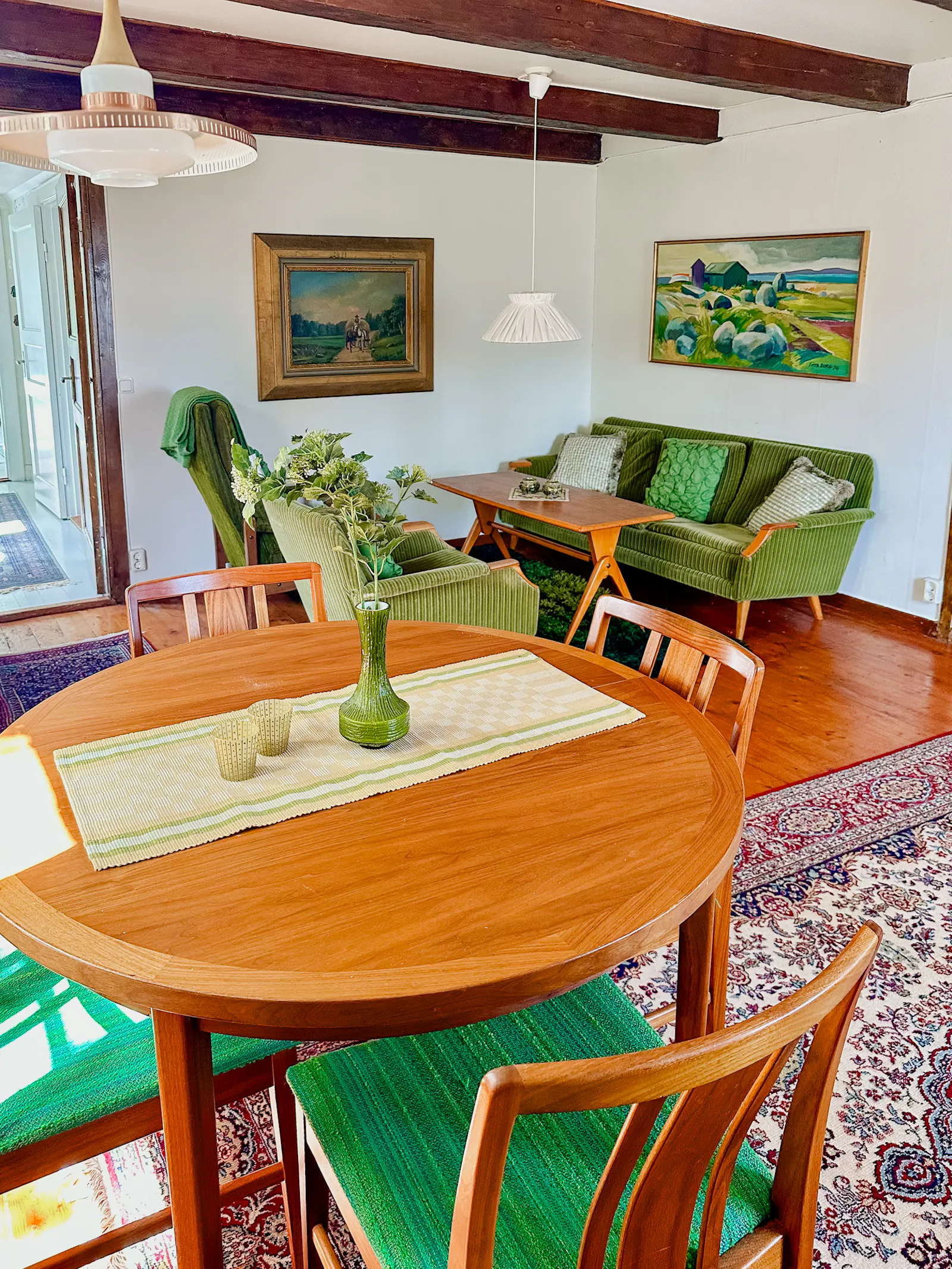 Traditionellt rött hus vid sjön i Småland – bild 12 av 24