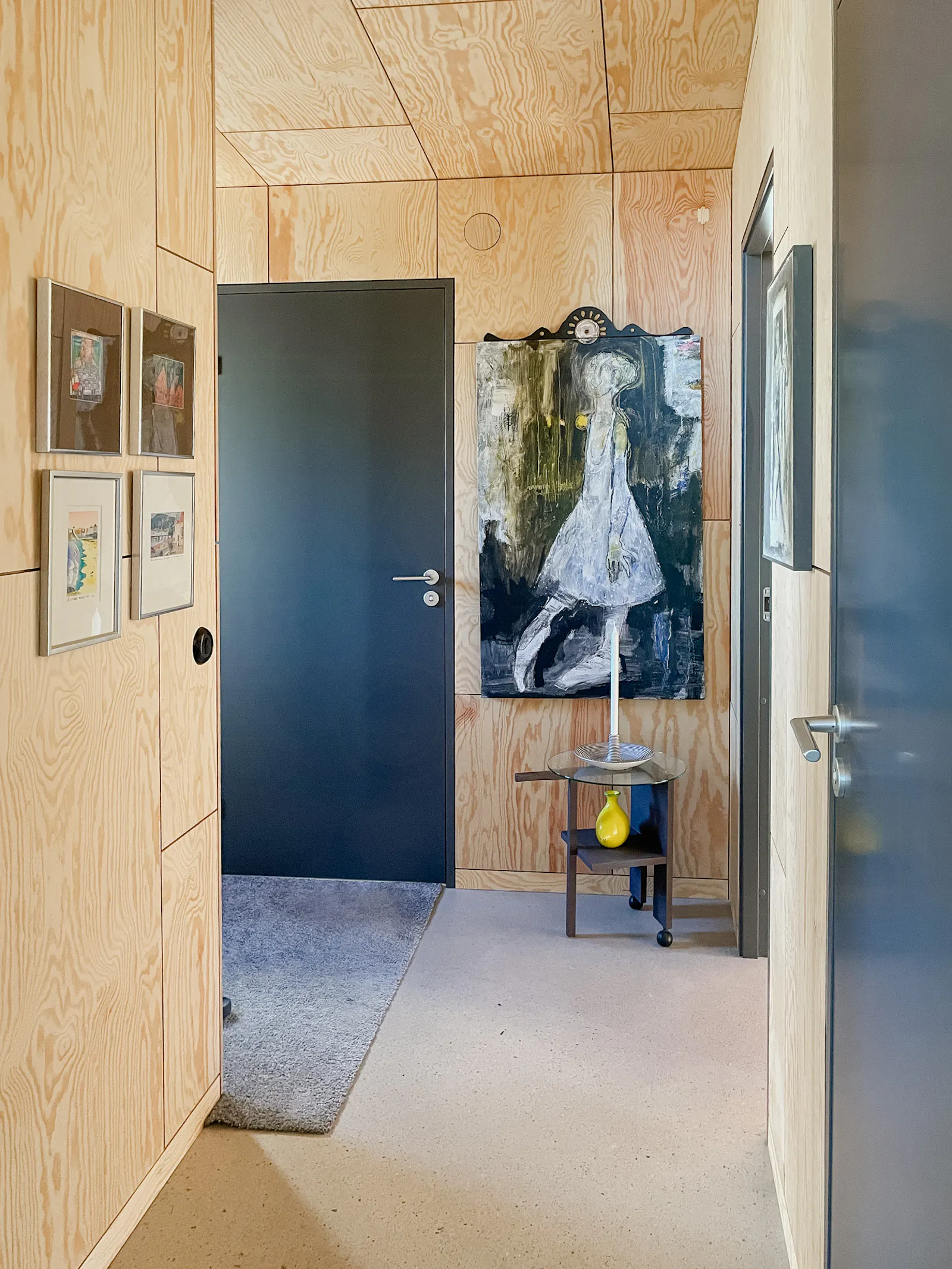 Modernt trähus bland äppelträd med havsutsikt – bild 14 av 21