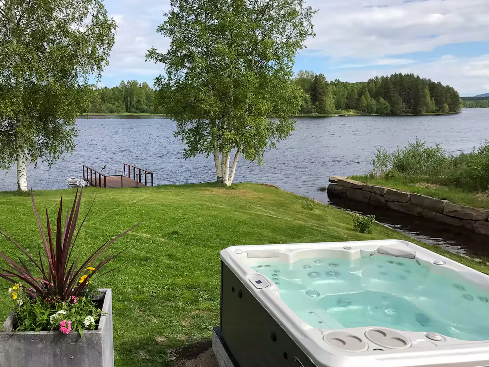 Drömhus vid älven med jacuzzi och bastu – bild 3 av 24